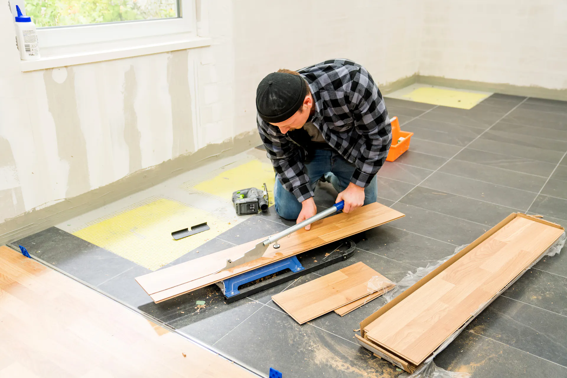 L’appassionato del fai-da-te taglia il laminato in senso longitudinale.