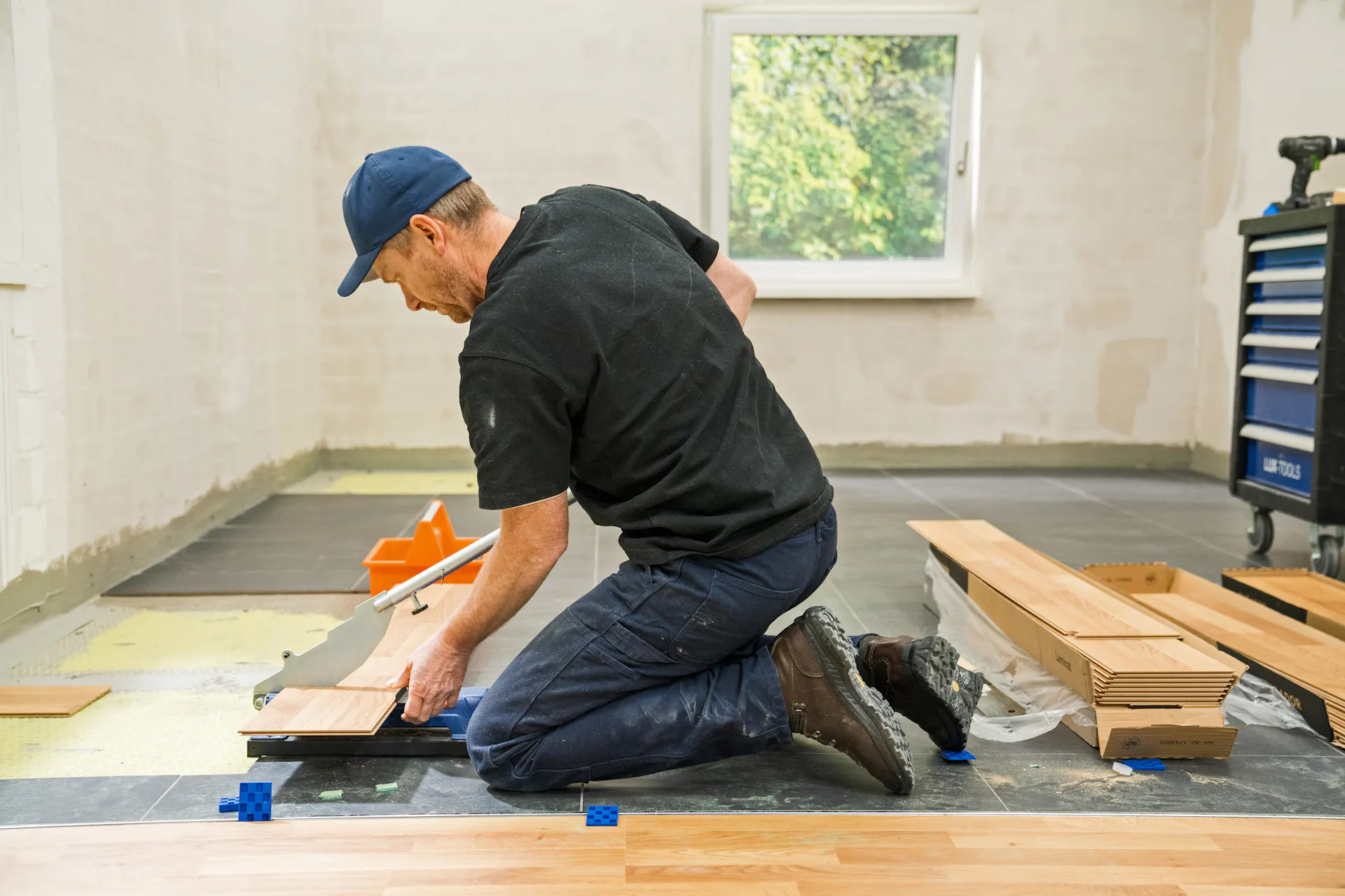 L’appassionato del fai-da-te taglia il laminato.
