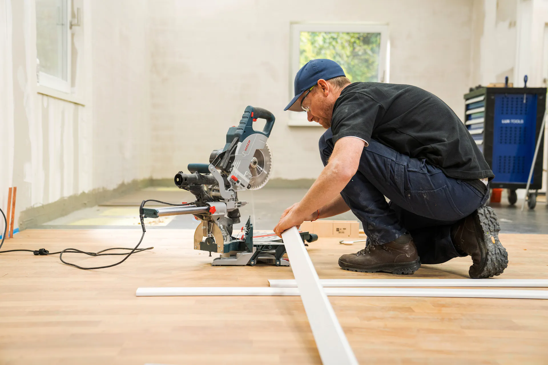 L’appassionato del fai-da-te taglia i battiscopa.