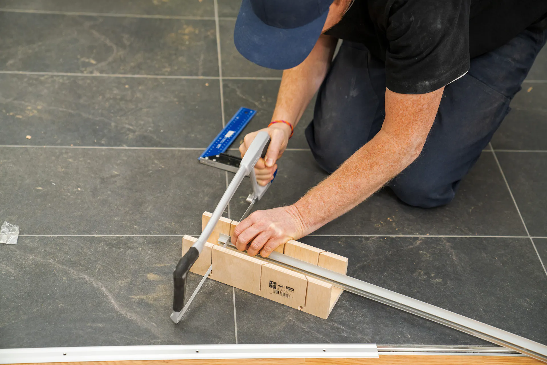 L’appassionato del fai-da-te taglia le guide di raccordo.