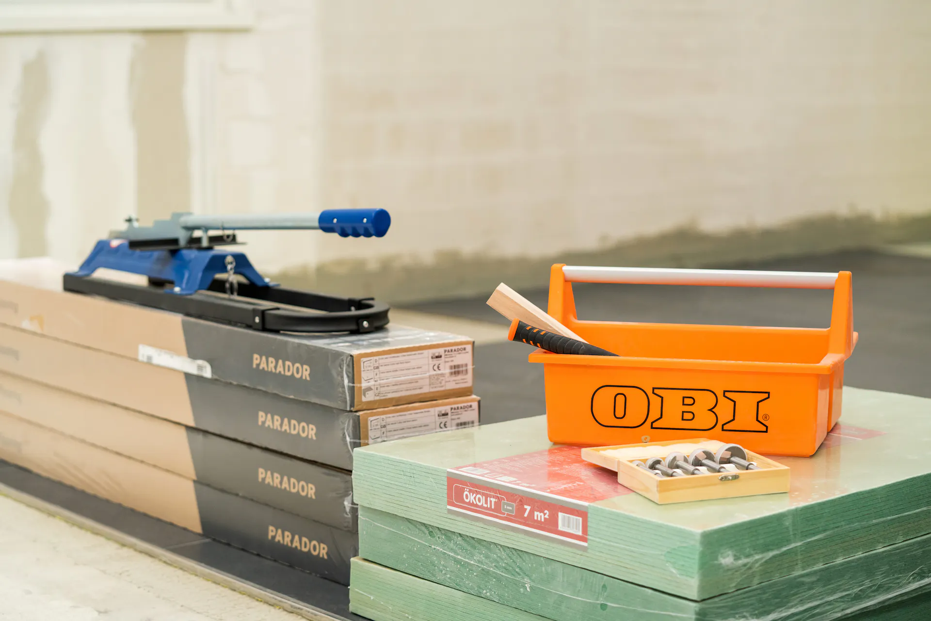 Preparazione dei pannelli in laminato prima della posa