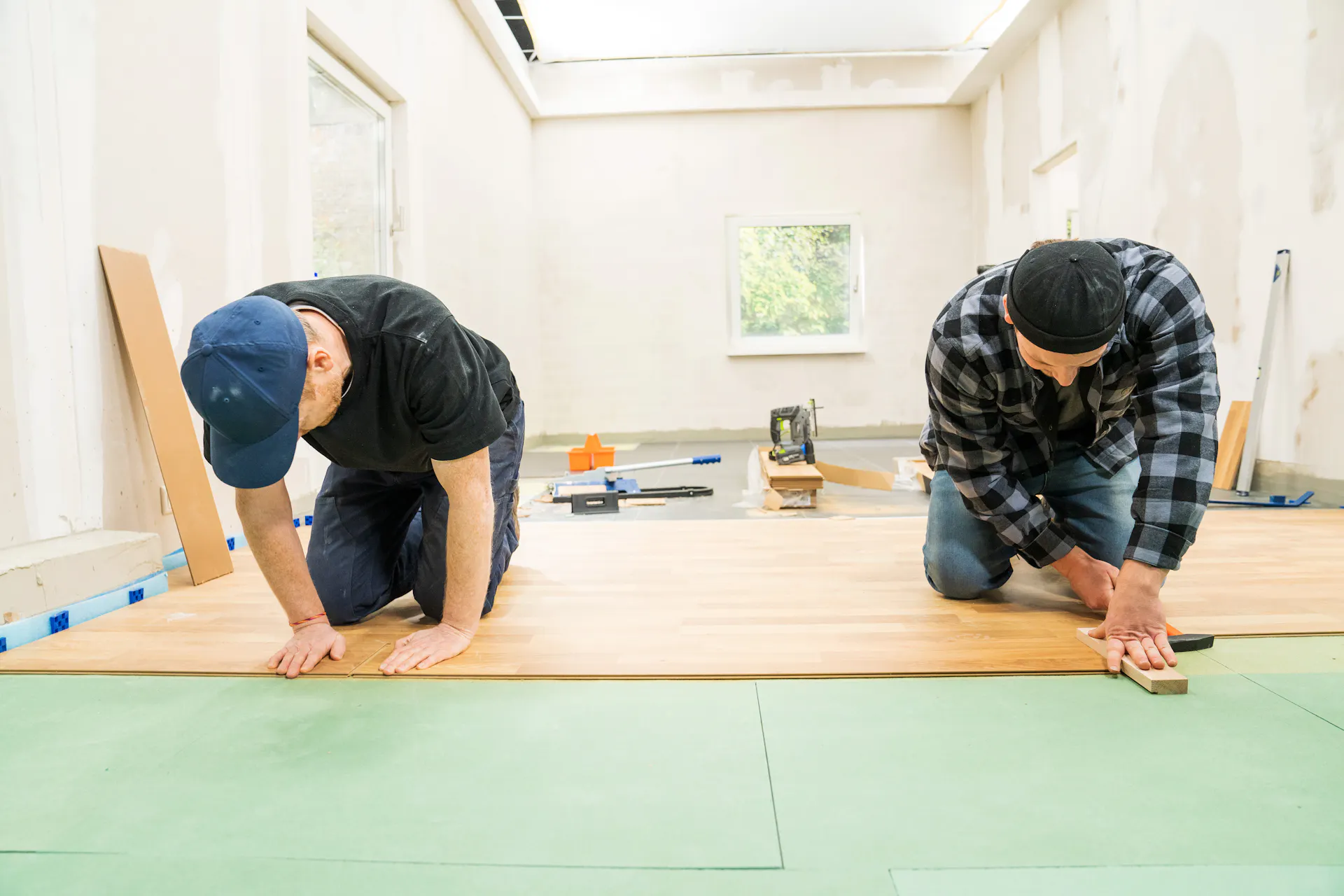 Gli amanti del fai-da-te posano altre file di laminato sul pavimento.