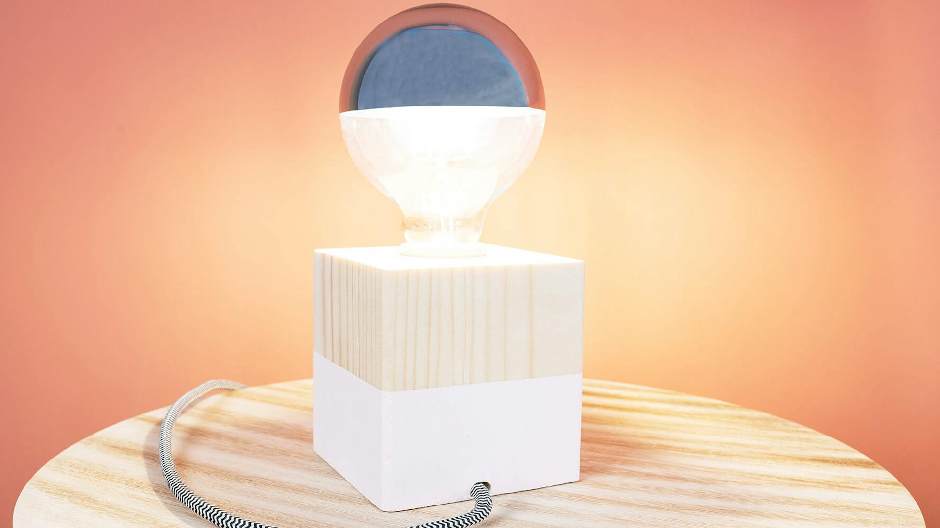 Tischlampe Bob mit weiß bemaltem Holzsockel und Vintage-Glühbirne