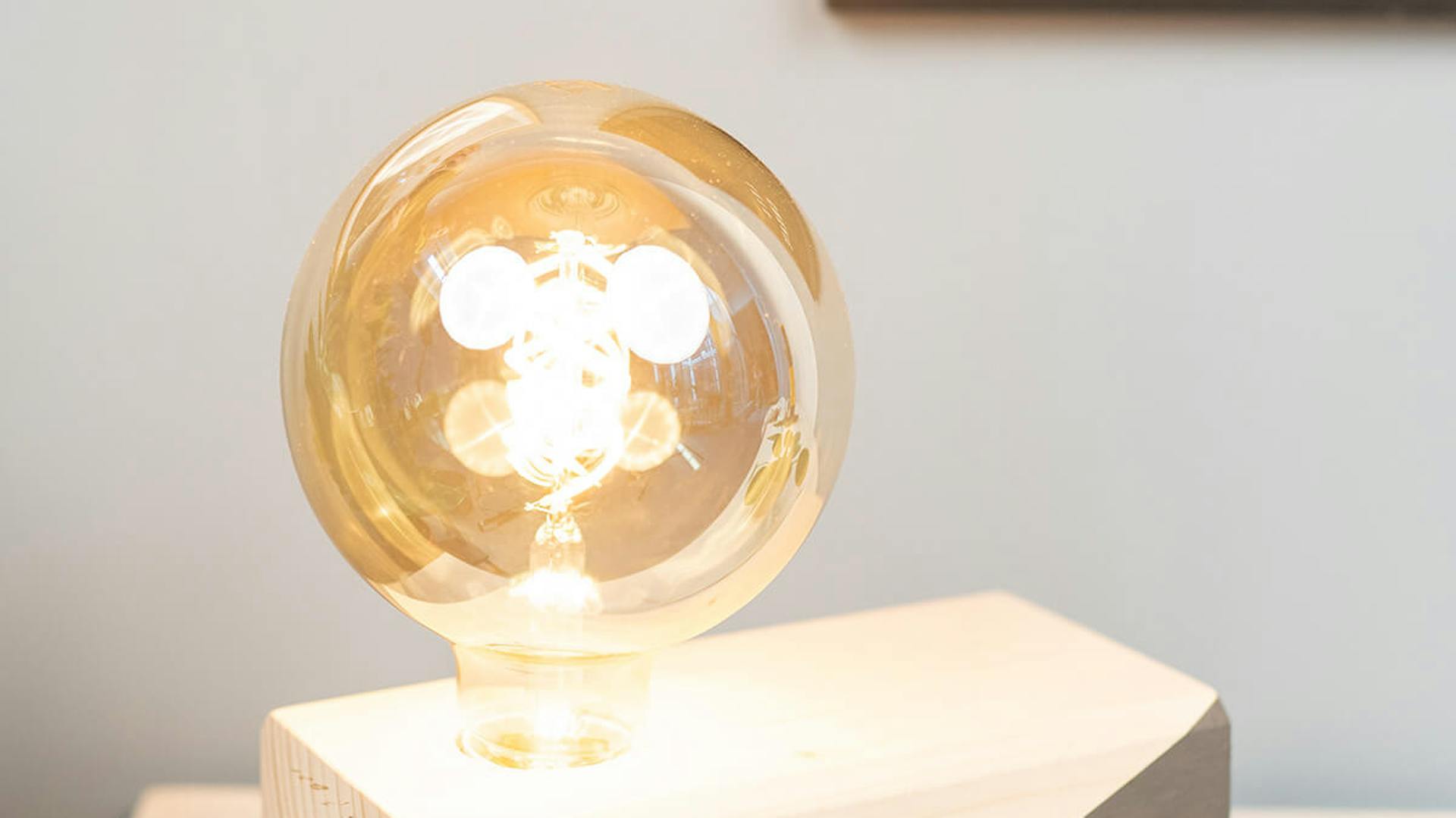 Holzlampe Bob mit grau bemaltem Sockel und Vintage-Glühbirne