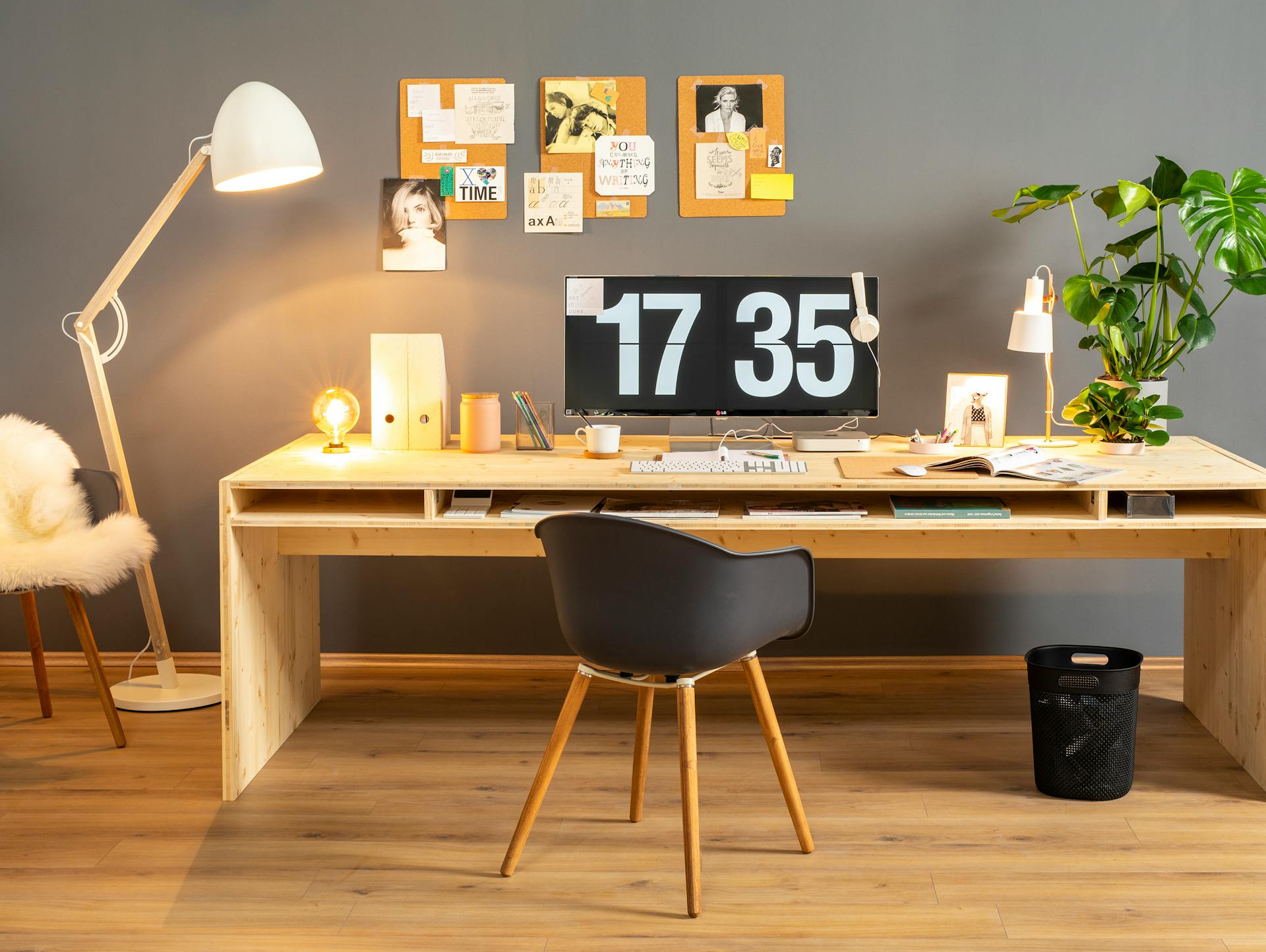 Schreibtisch mit Stehlampe und Tischlampe