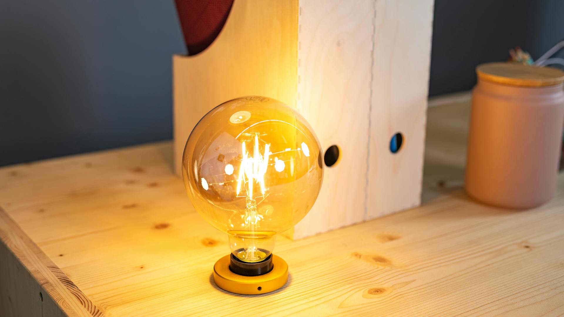 Vintage-Glühbirne eingesetzt in eine Schreibtischplatte