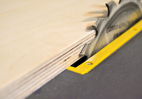 Eine Holzplatte wird mit einer Kreissäge zugesägt.