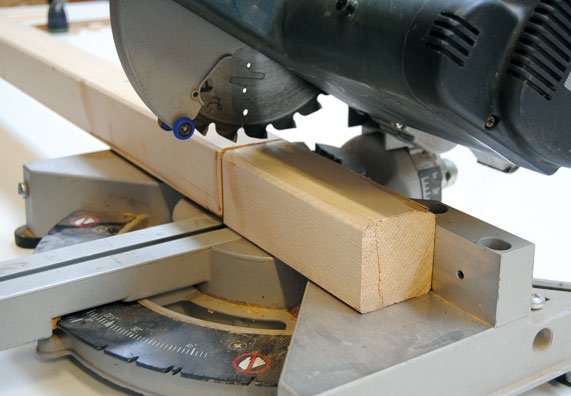 Abstandshalter werden mit einer Kappsäge zugesägt.