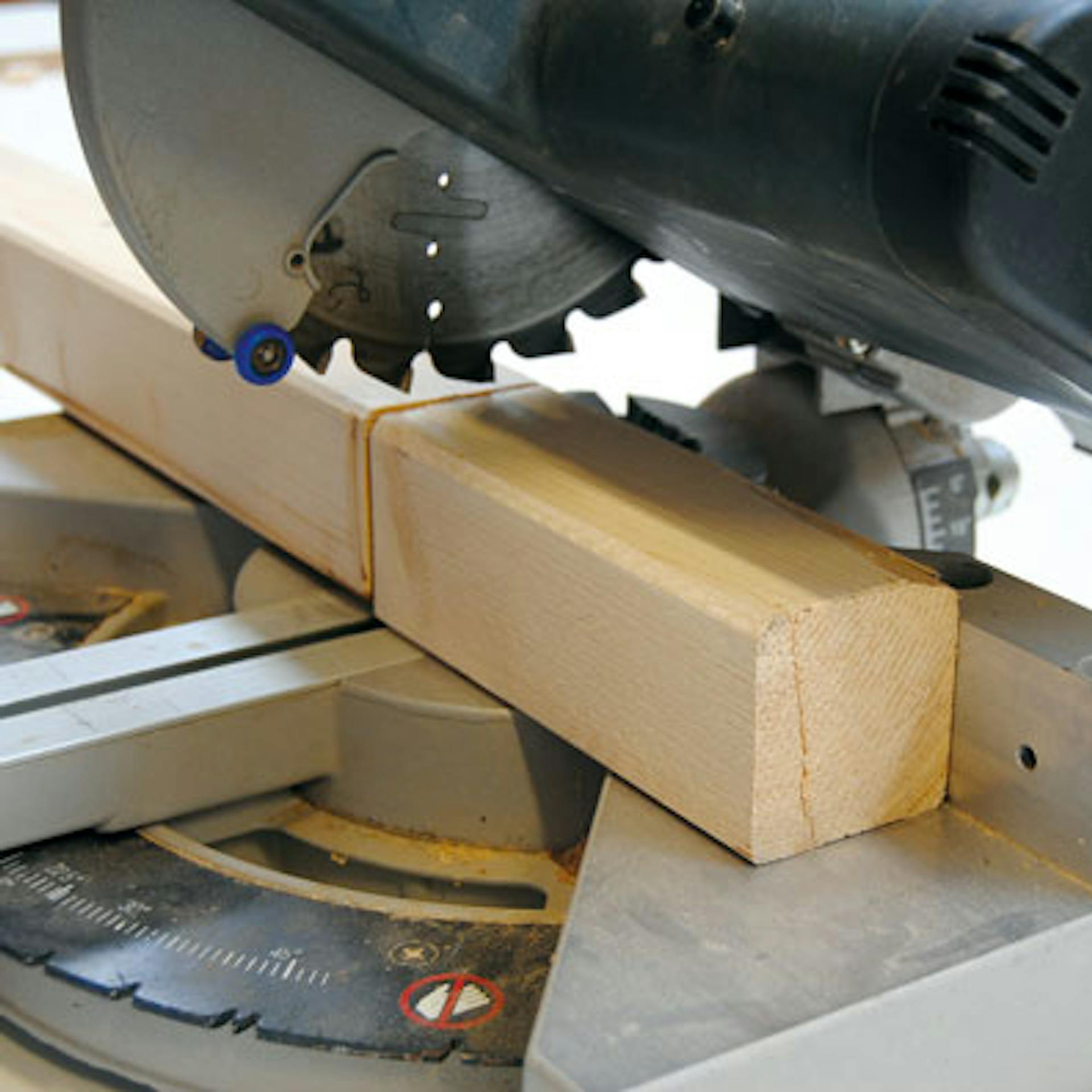 Abstandshalter werden mit einer Kappsäge zugesägt.