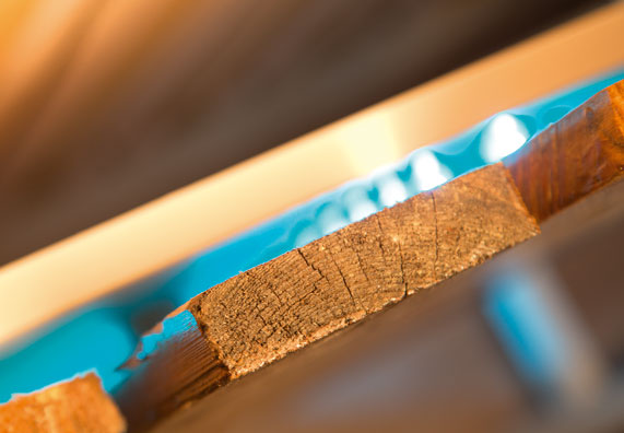 Holzlatten mit Abstand auf die Rückwand montiert, dazwischen die leuchtenden LEDs.