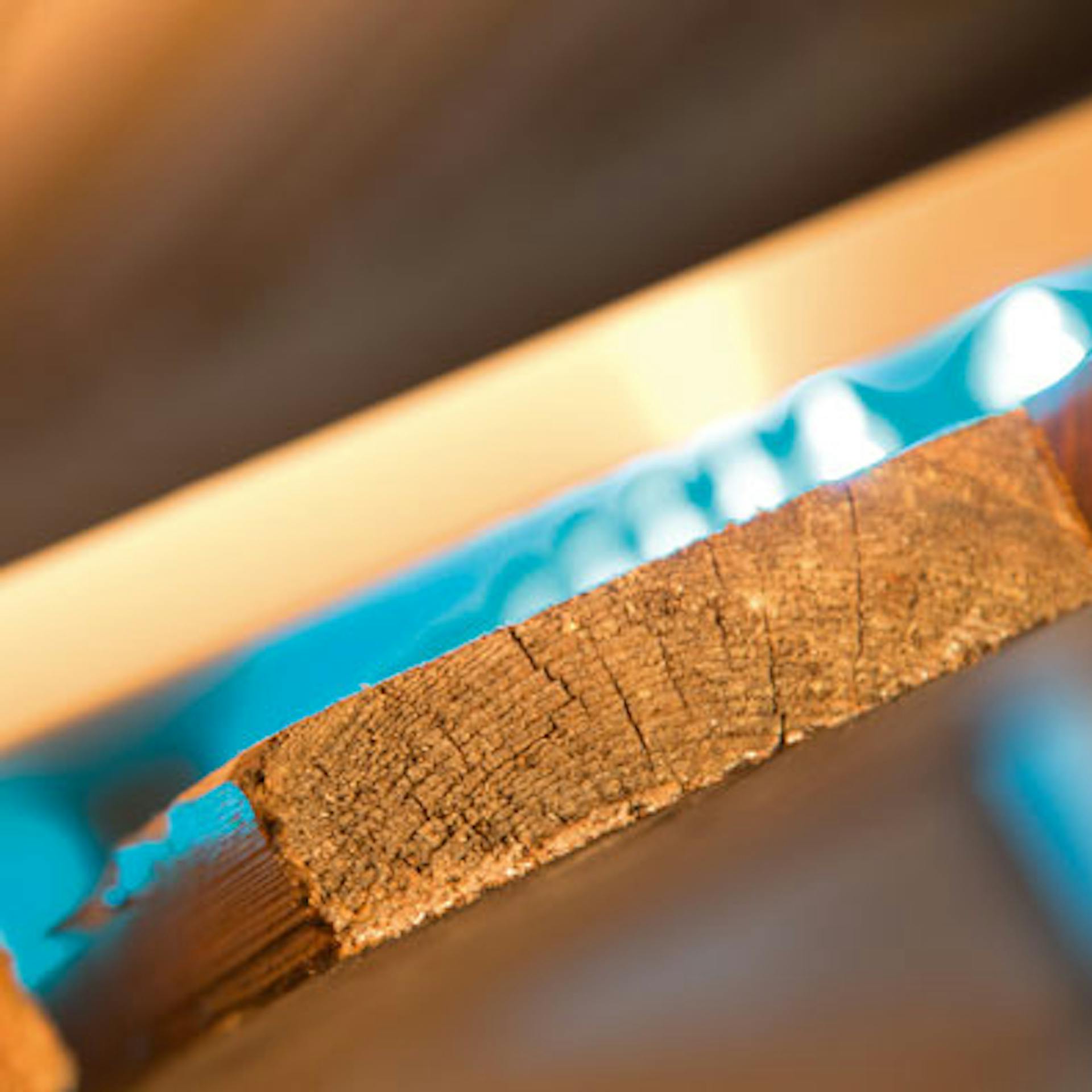 Holzlatten mit Abstand auf die Rückwand montiert, dazwischen die leuchtenden LEDs.