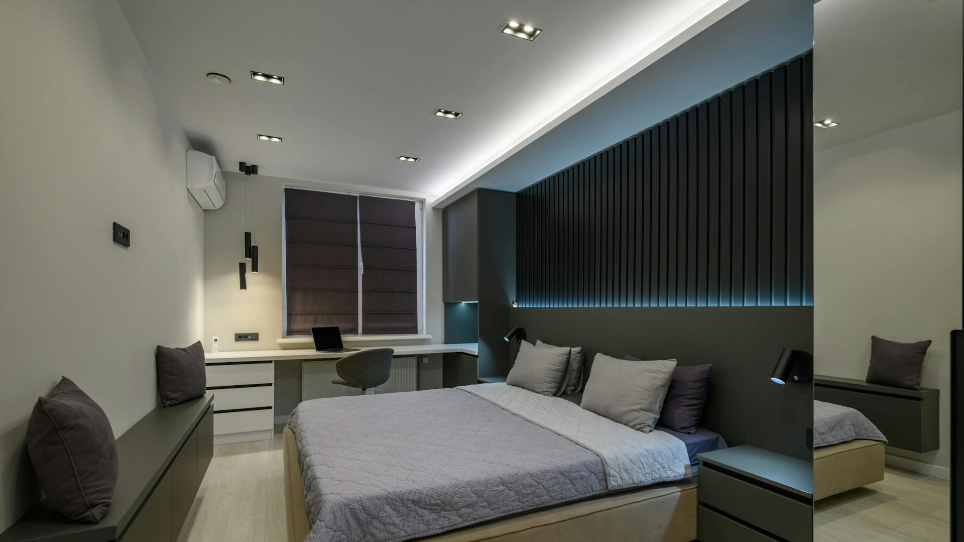 Ein Bett mit einer LED-Rückwand
