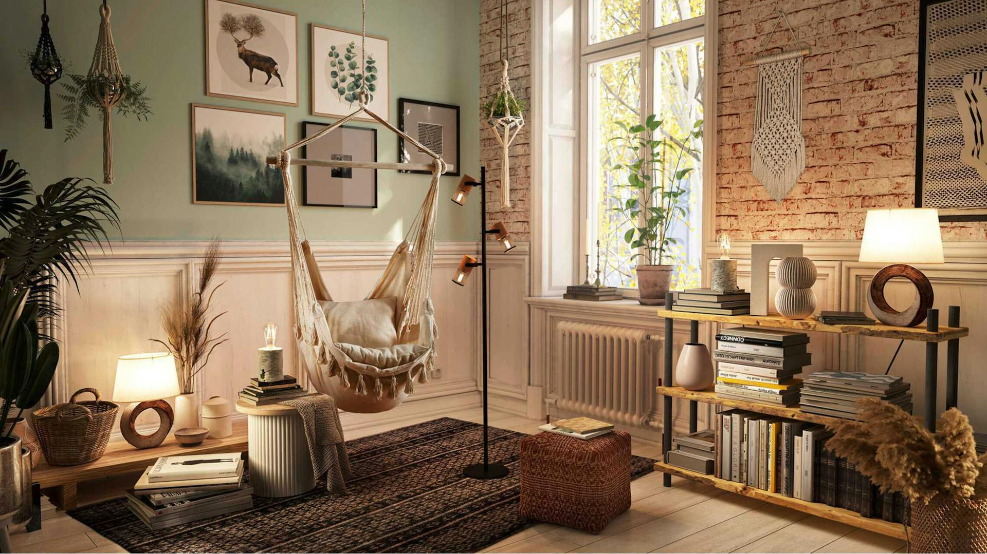 Ein Raum in warmen Licht, wo eine einzelne Wand in Backsteinoptik tapeziert worden ist und ein Hängesessel von der Decke hängt.