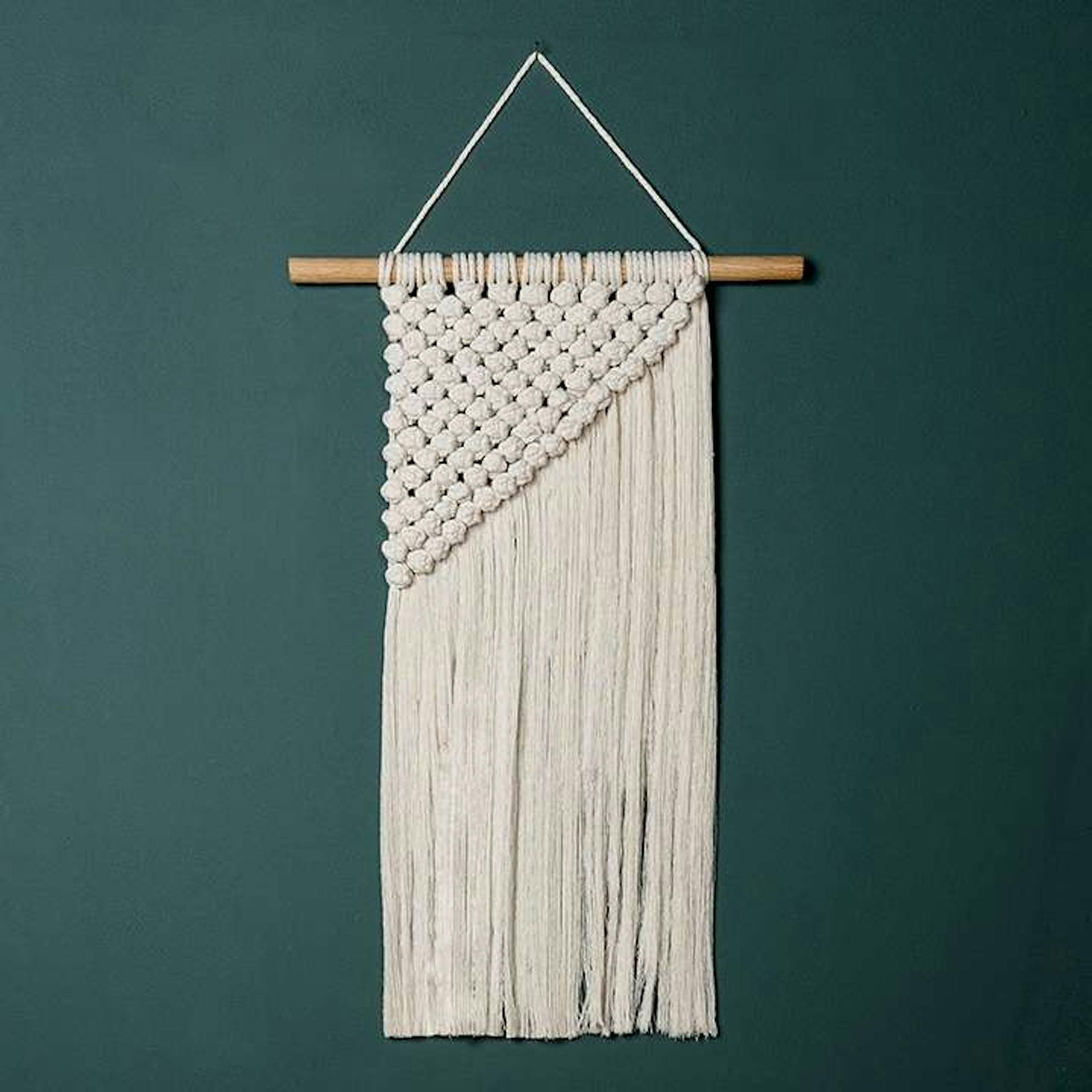 Makramee Wandbehang vor blauer Wand