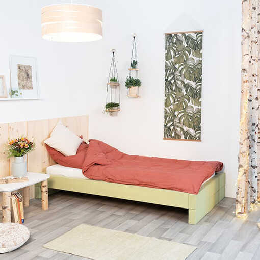 Ein Schlafzimmer mit einem natürlichen Look durch den Einsatz von Birkenholz beim Bett, Nachtisch und der Deko