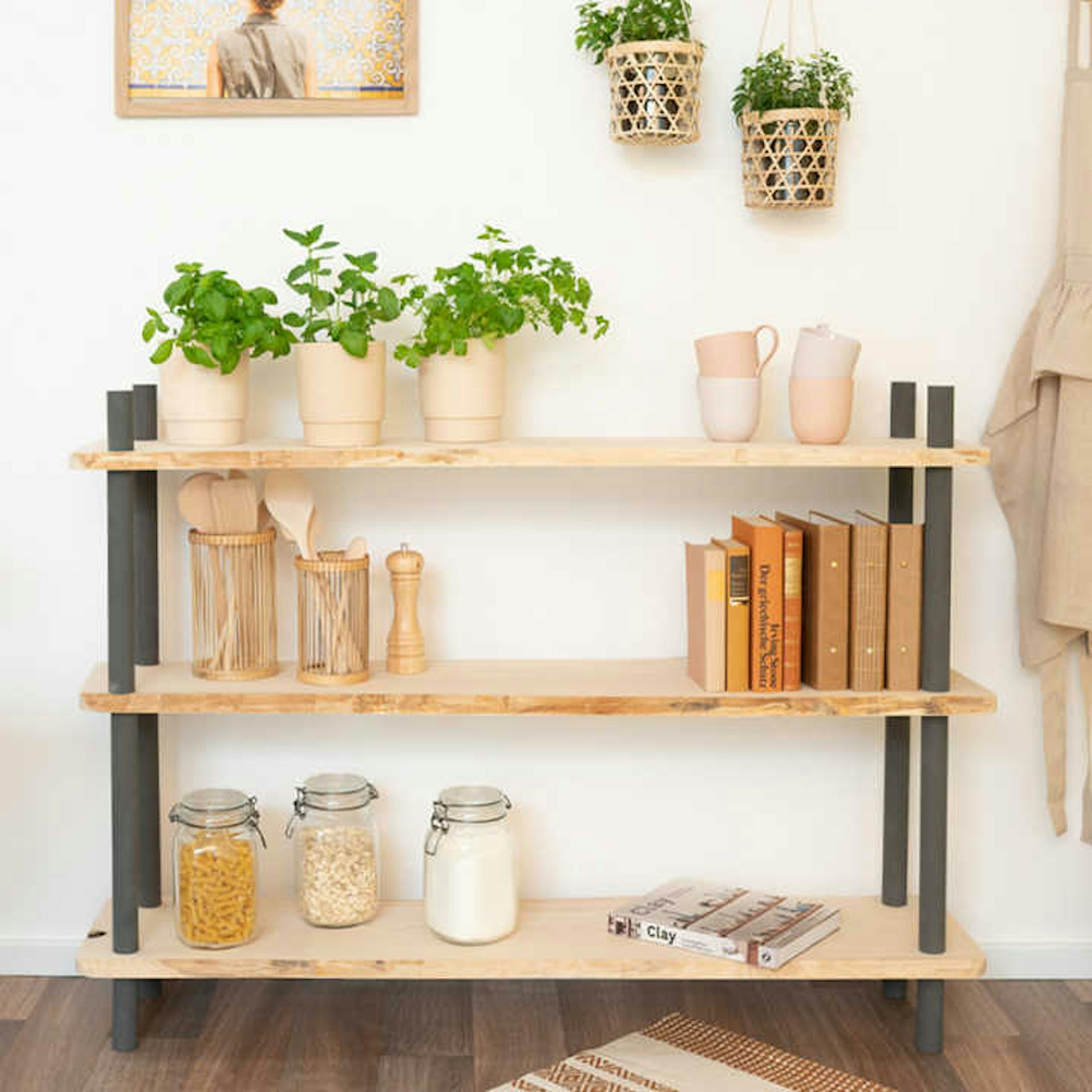 Regal Gregor, in dem Pflanzen, Bücher, Lebensmittel und Geschirr stehen