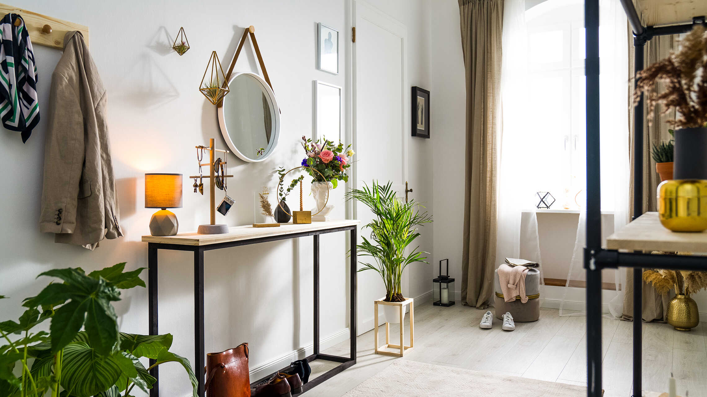 Modern gestalteter Flur im Botanik-Stil