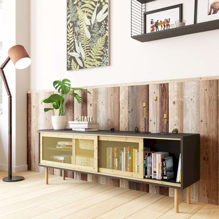 Ein schwarzes Sideboard steht vor einer Wand, die mit rustikalem Altholz verkleidet ist.