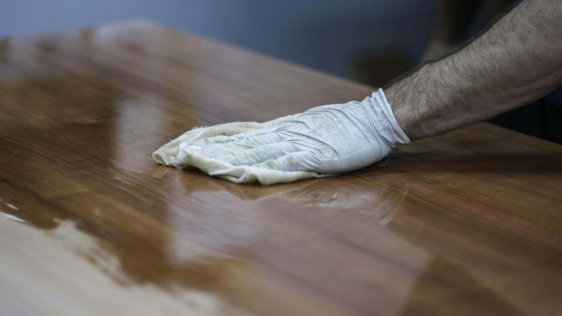 Egy bútorfelület polírozása