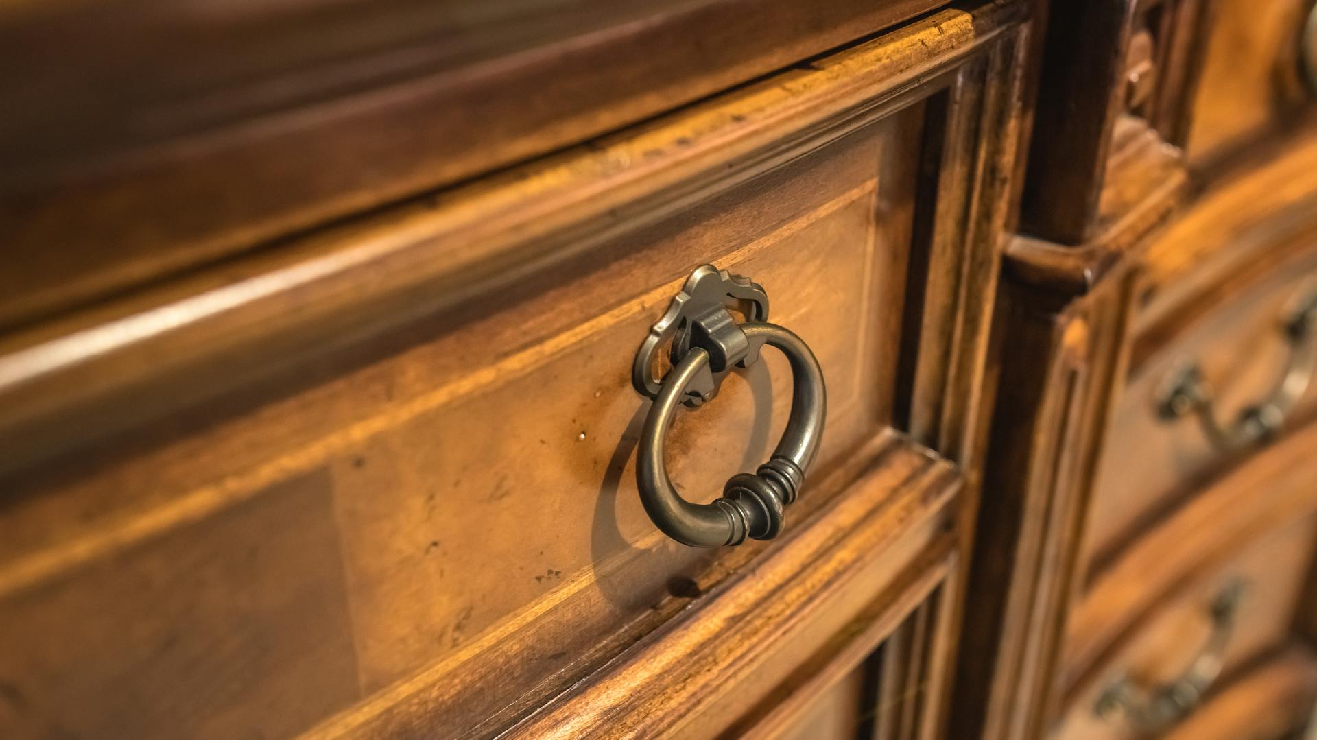 Bútorfogantyú egy antik komódon