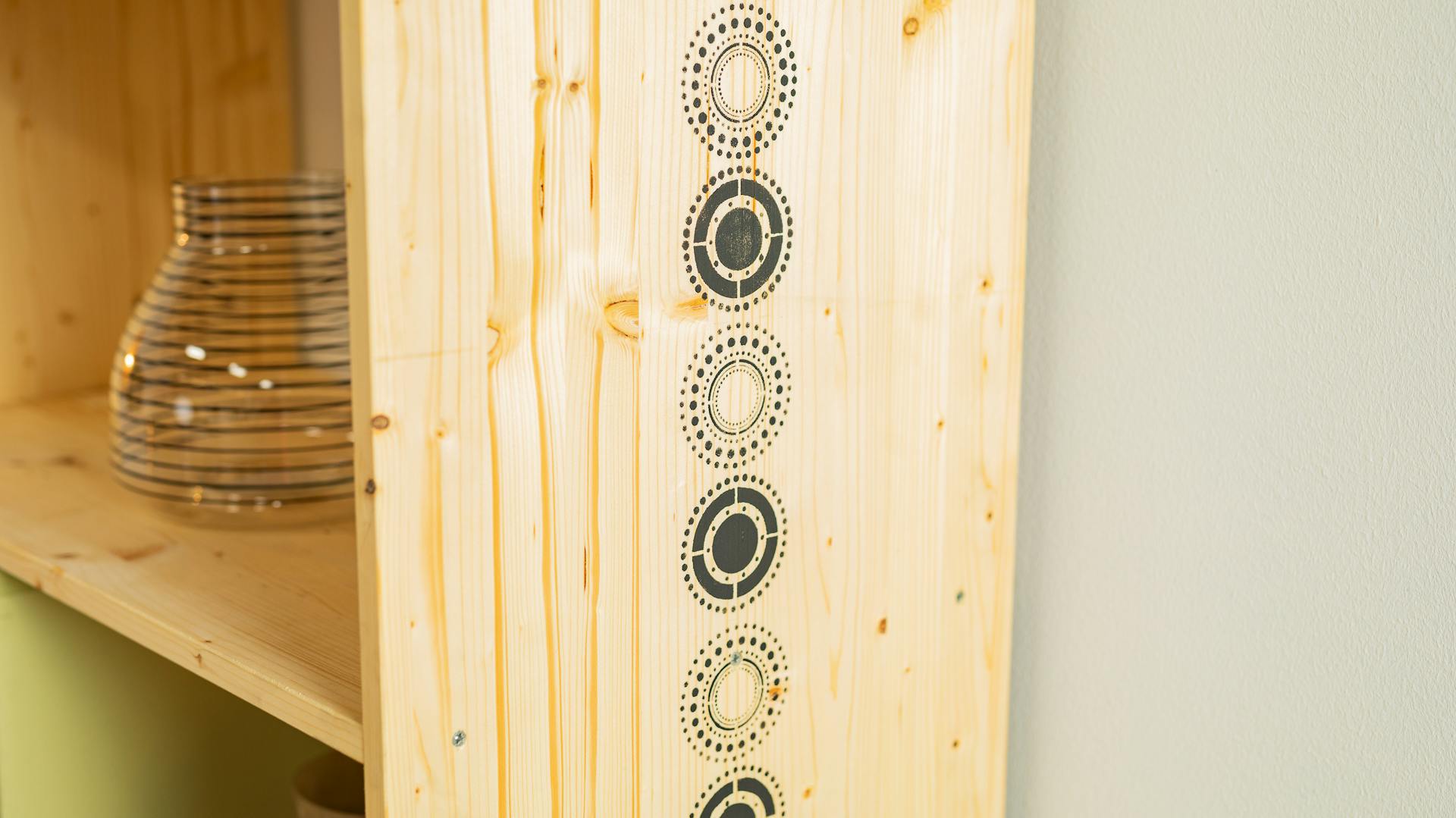 Scaffale con stampa etno sul lato esterno