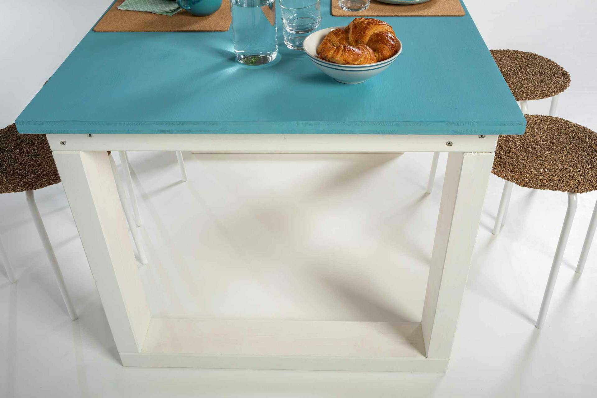 Tavolo da pranzo con superficie verniciata blu