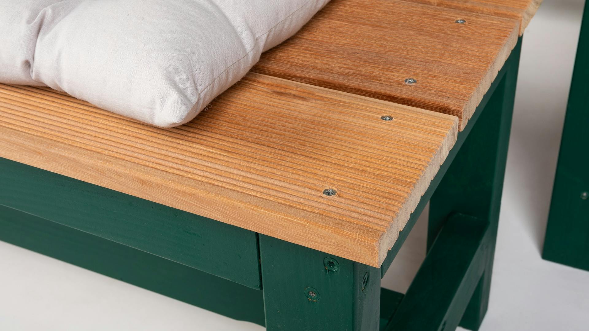 Tavolo con gambe verdi