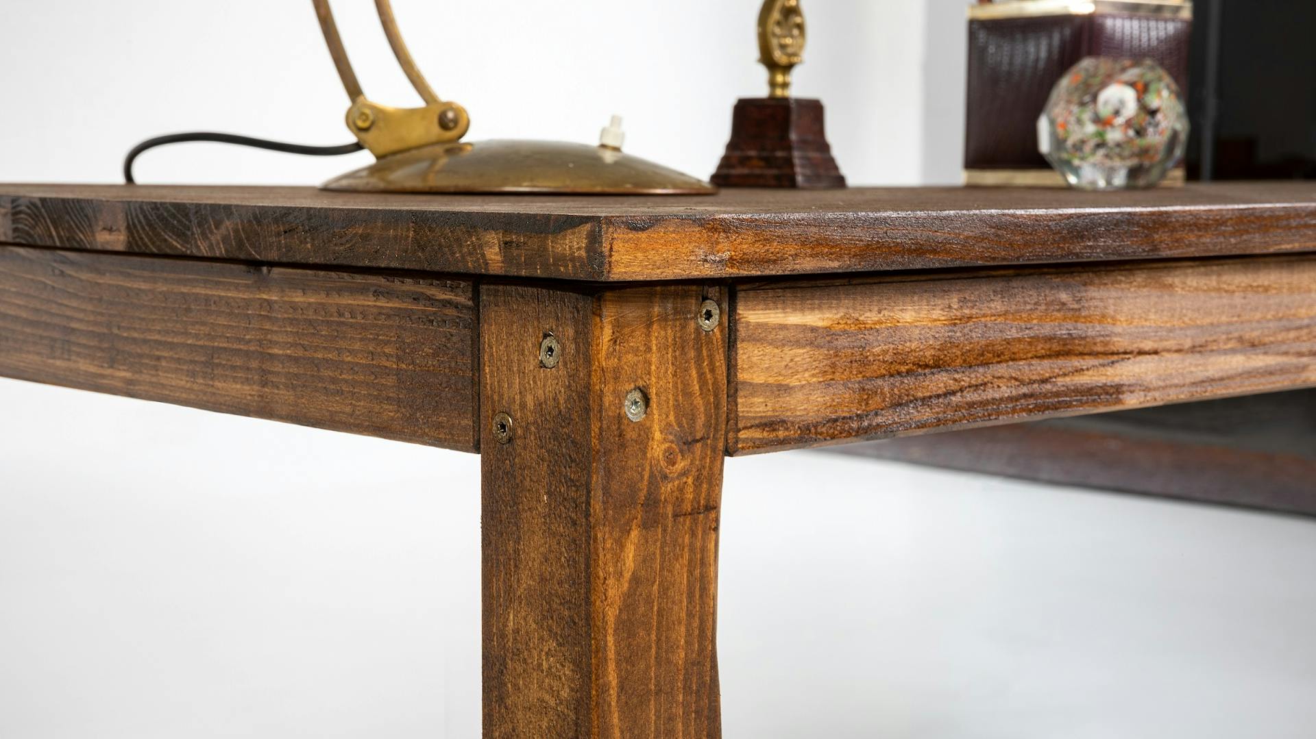 Lazúrral lekent fa asztal