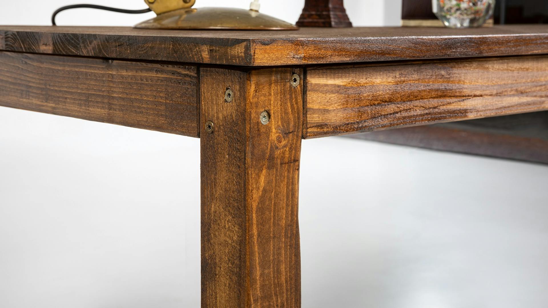 Tavolo in legno trattato con impregnante