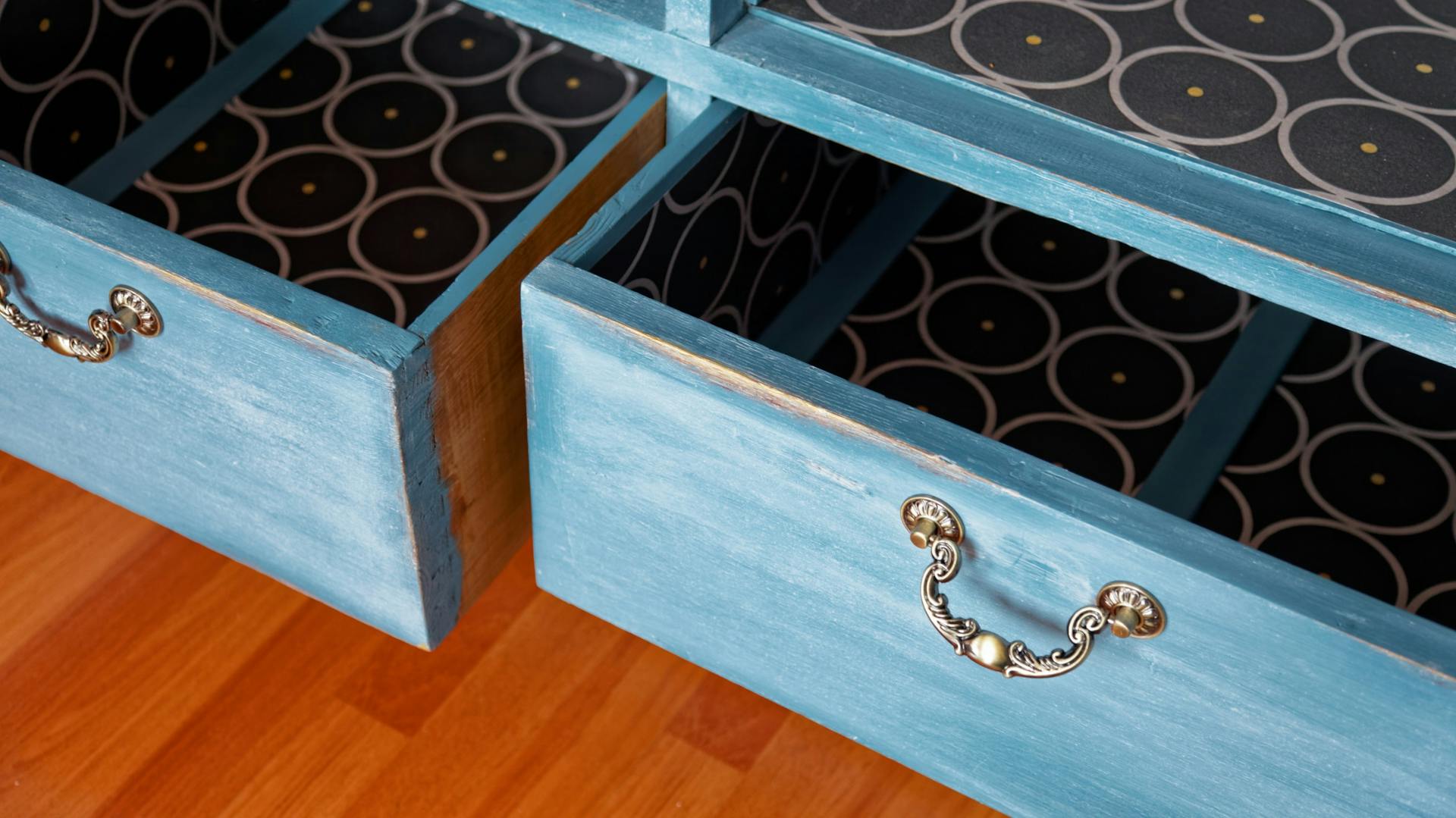 Nahaufnahme von blauer Kommode mit antiken Möbelgriffen