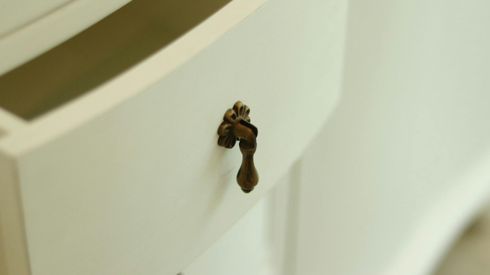 Weiße Kommode mit kleinen antiken Griffen