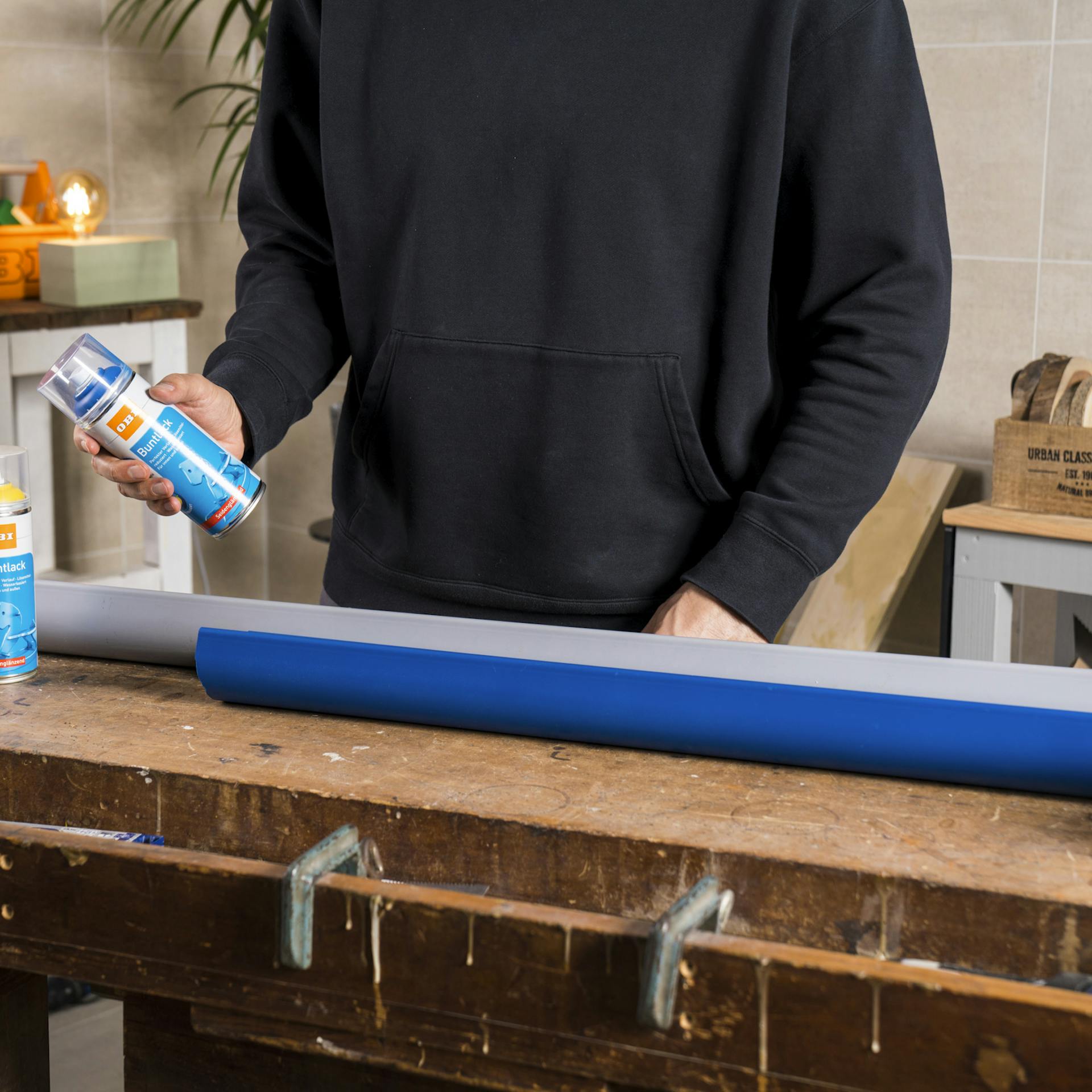 Dažďový žľab je možné nastriekať farebnou farbou v žiarivo modrej farbe.