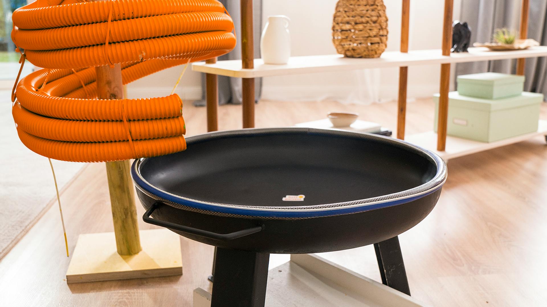 Na konci guľôčkovej dráhy je malá rampa s oranžovými pruhmi pod ohňovou miskou.