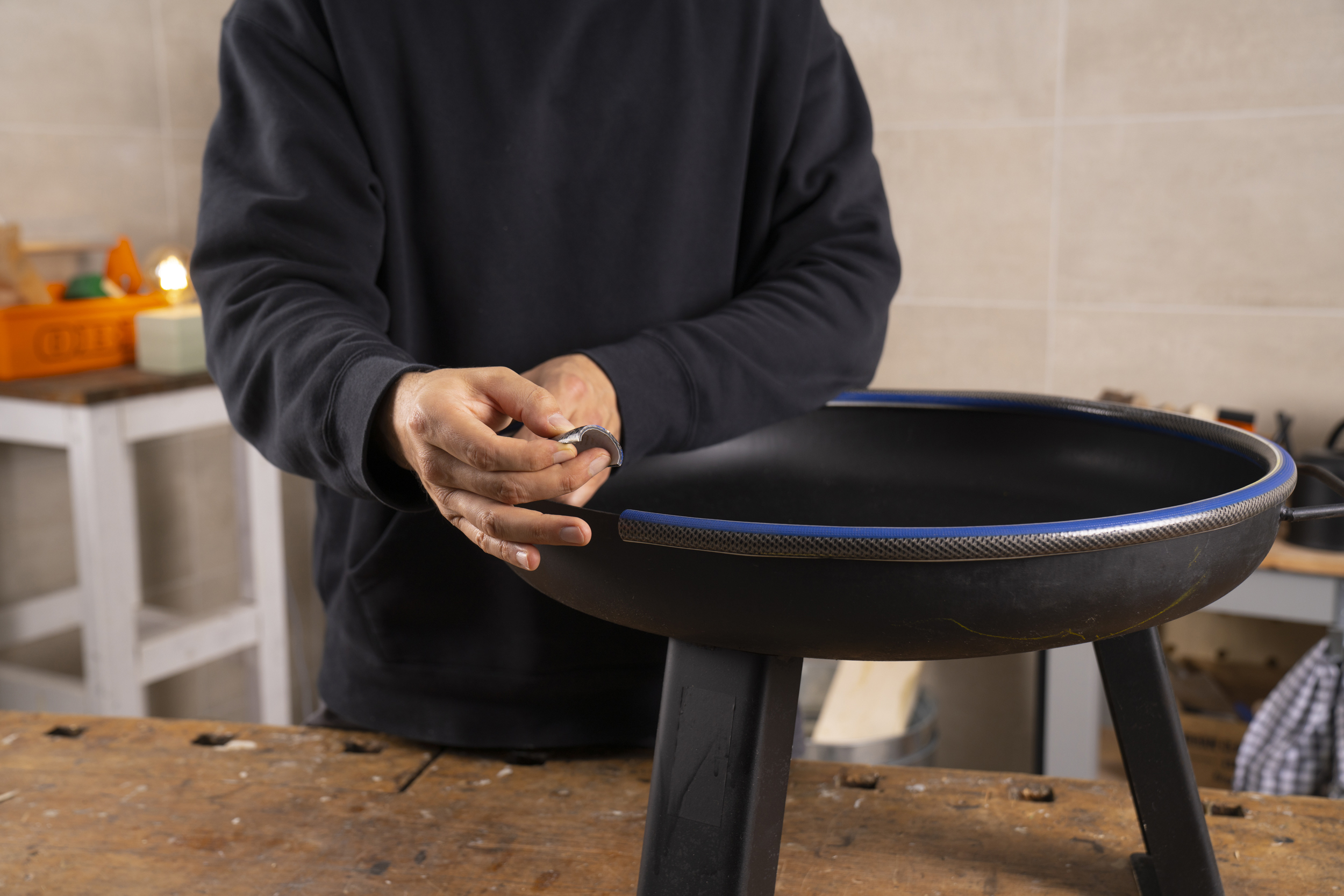 Záhradnú hadicu teraz položte na okraj ohniska.