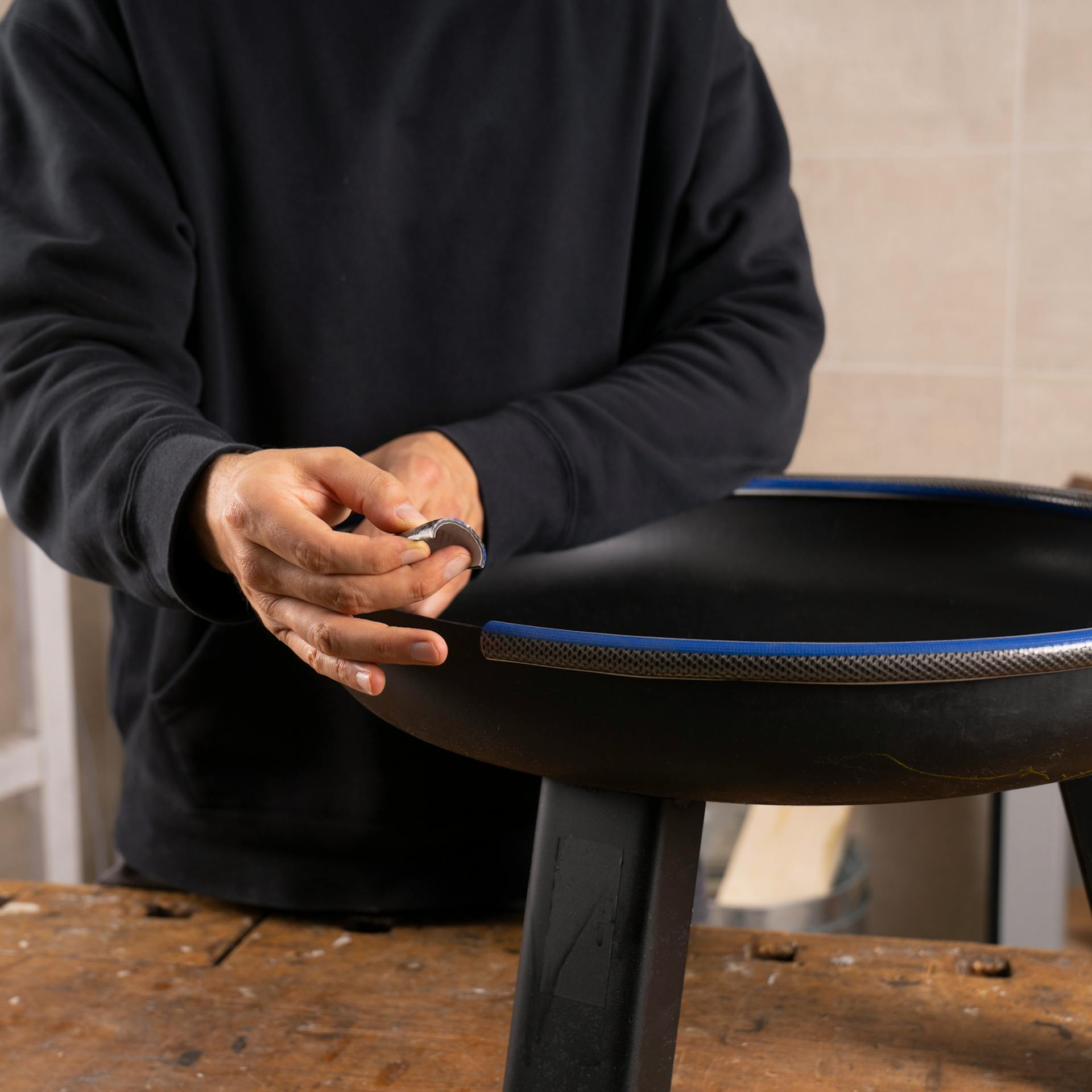 Záhradnú hadicu teraz položte na okraj ohniska.