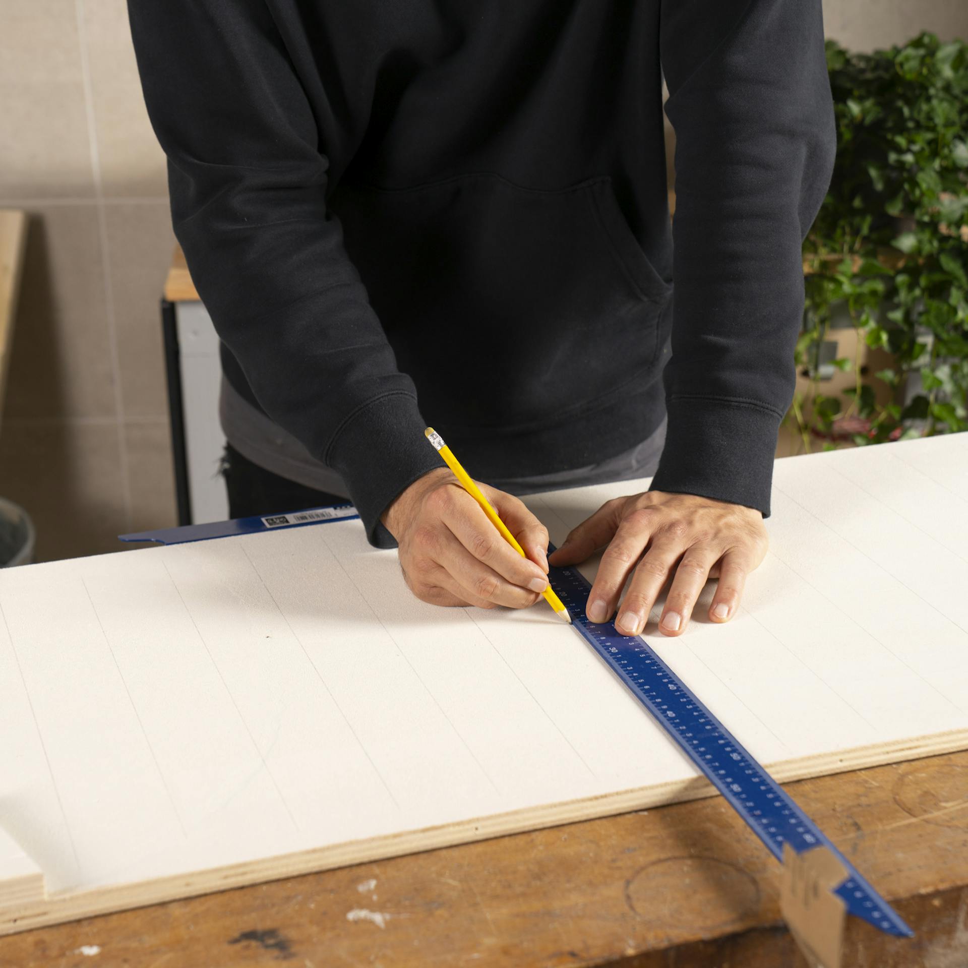 Pomocou štvorčeka a ceruzky nakreslite na drevenú dosku línie radov klincov.