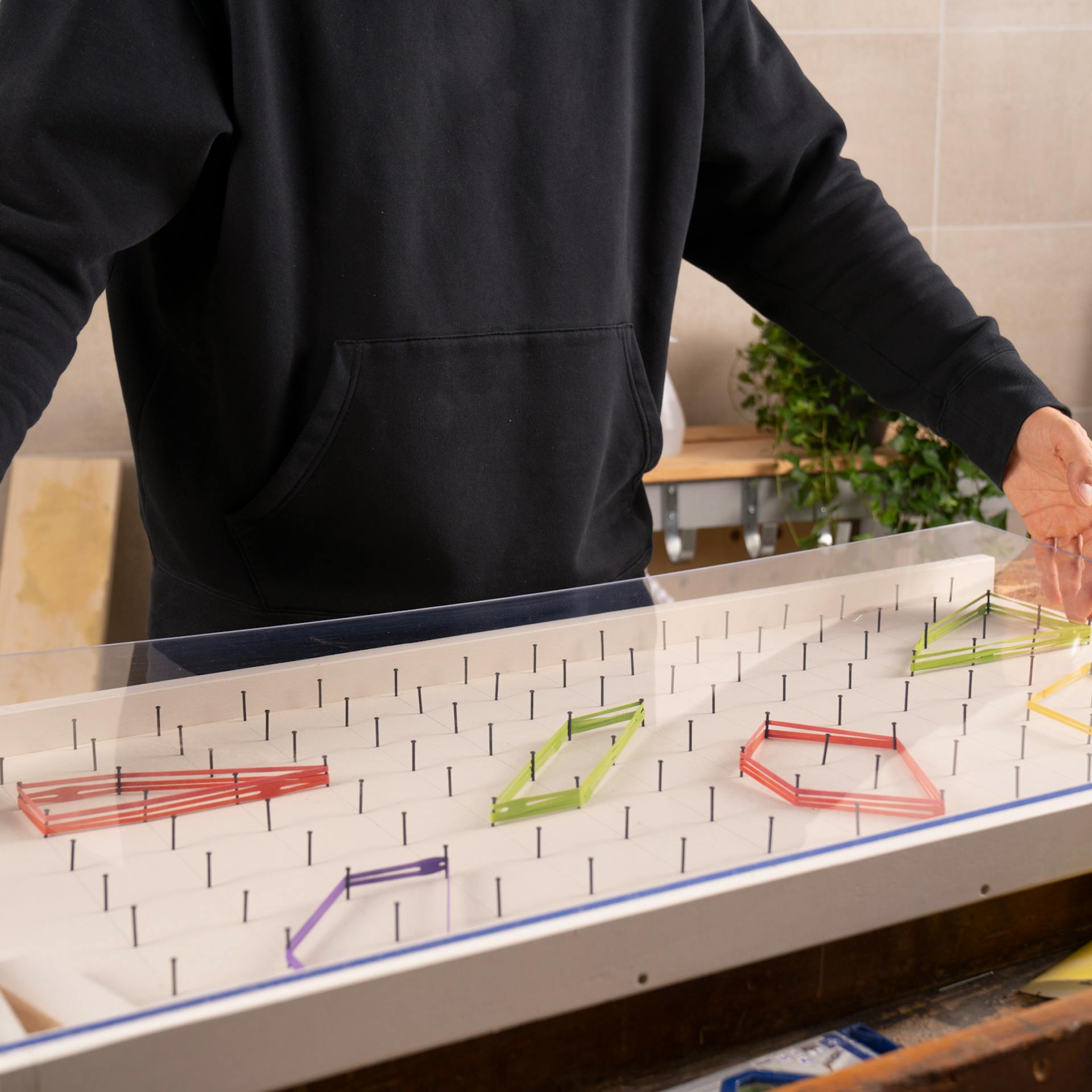 Doska z akrylového skla sa umiestni na okraj hracej dosky pachinko.