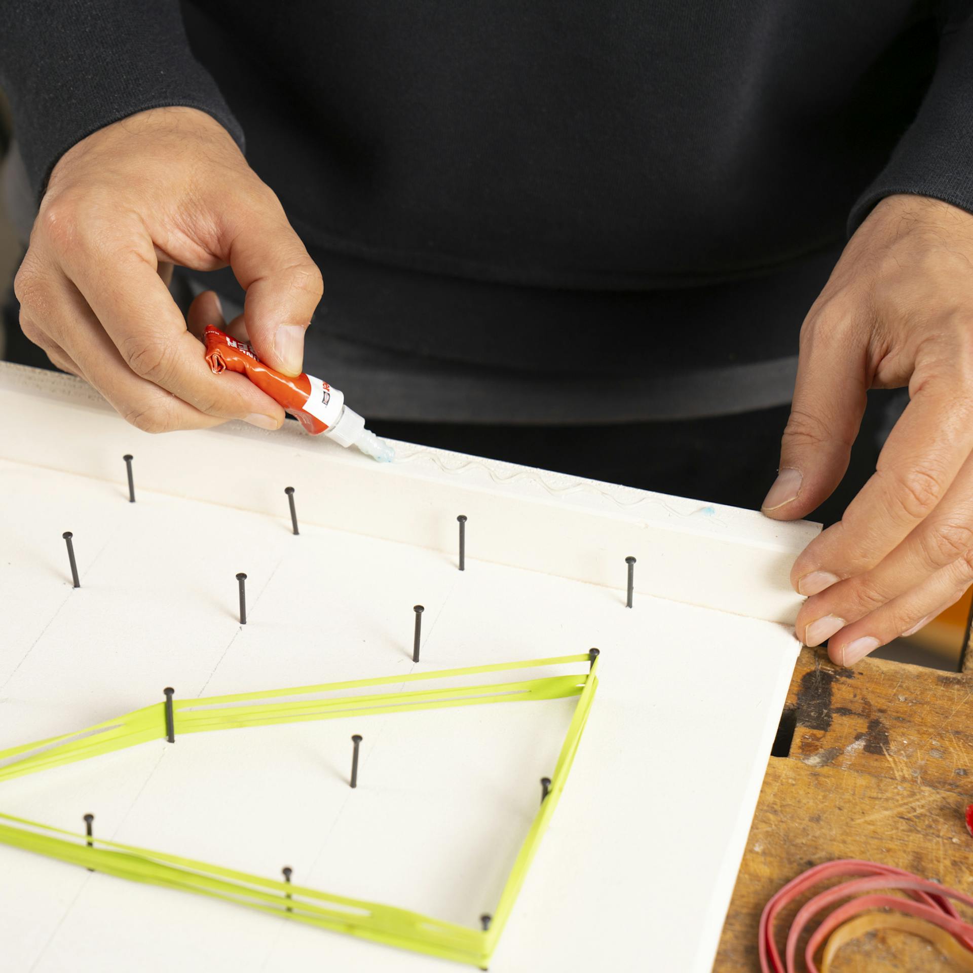 Superlepidlo sa nanesie na okraj pačinka.