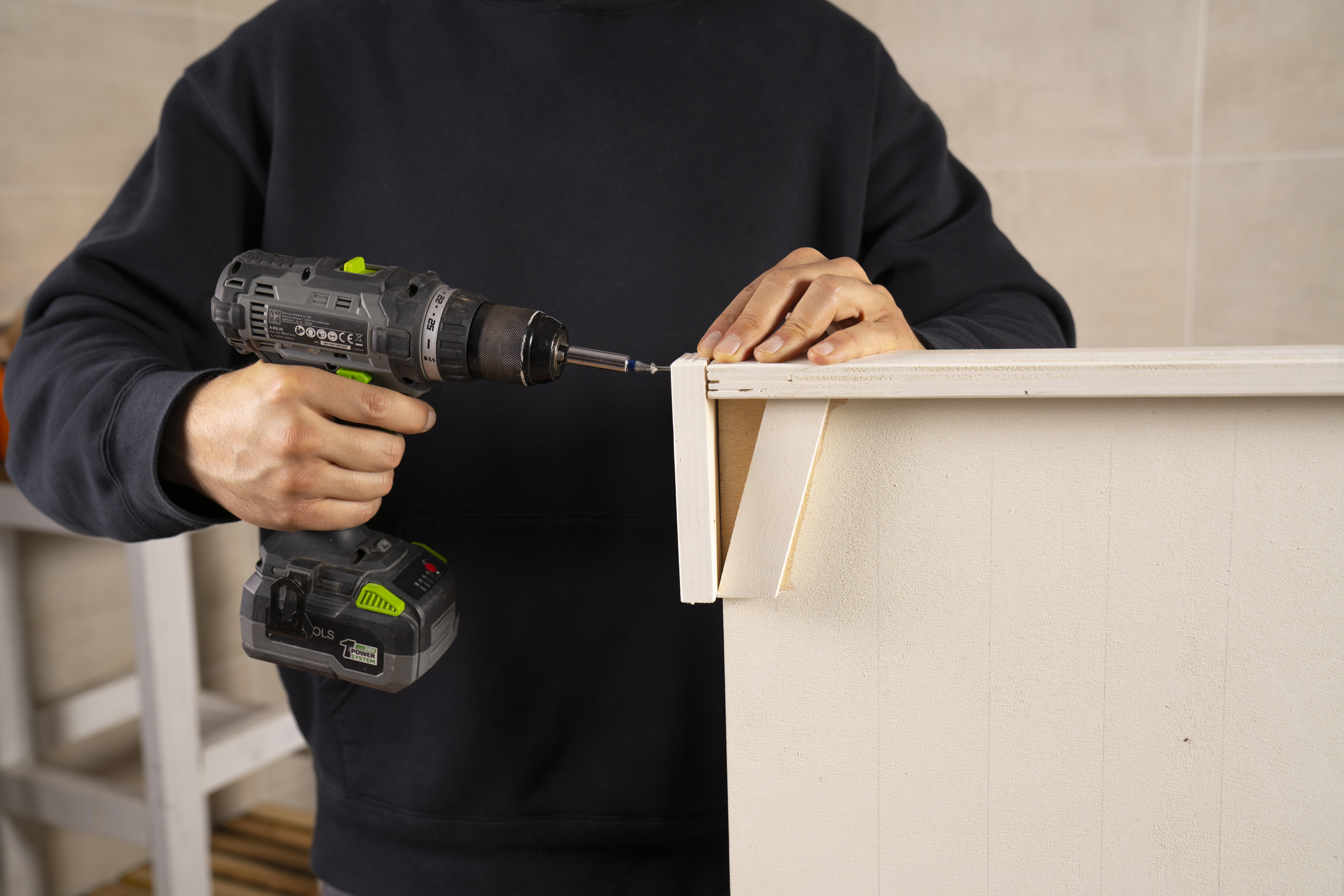 Kratšie spodné časti sú priskrutkované k okraju pačinka.