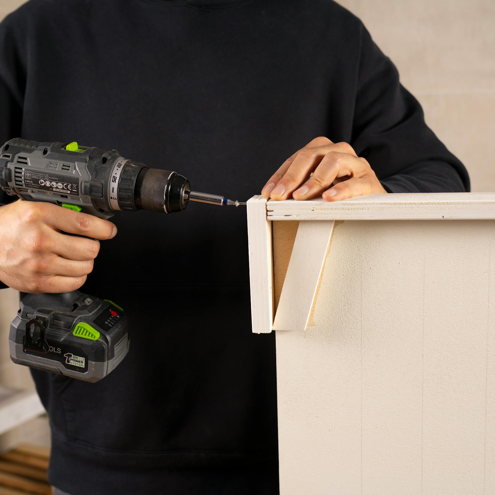 Kratšie spodné časti sú priskrutkované k okraju pačinka.