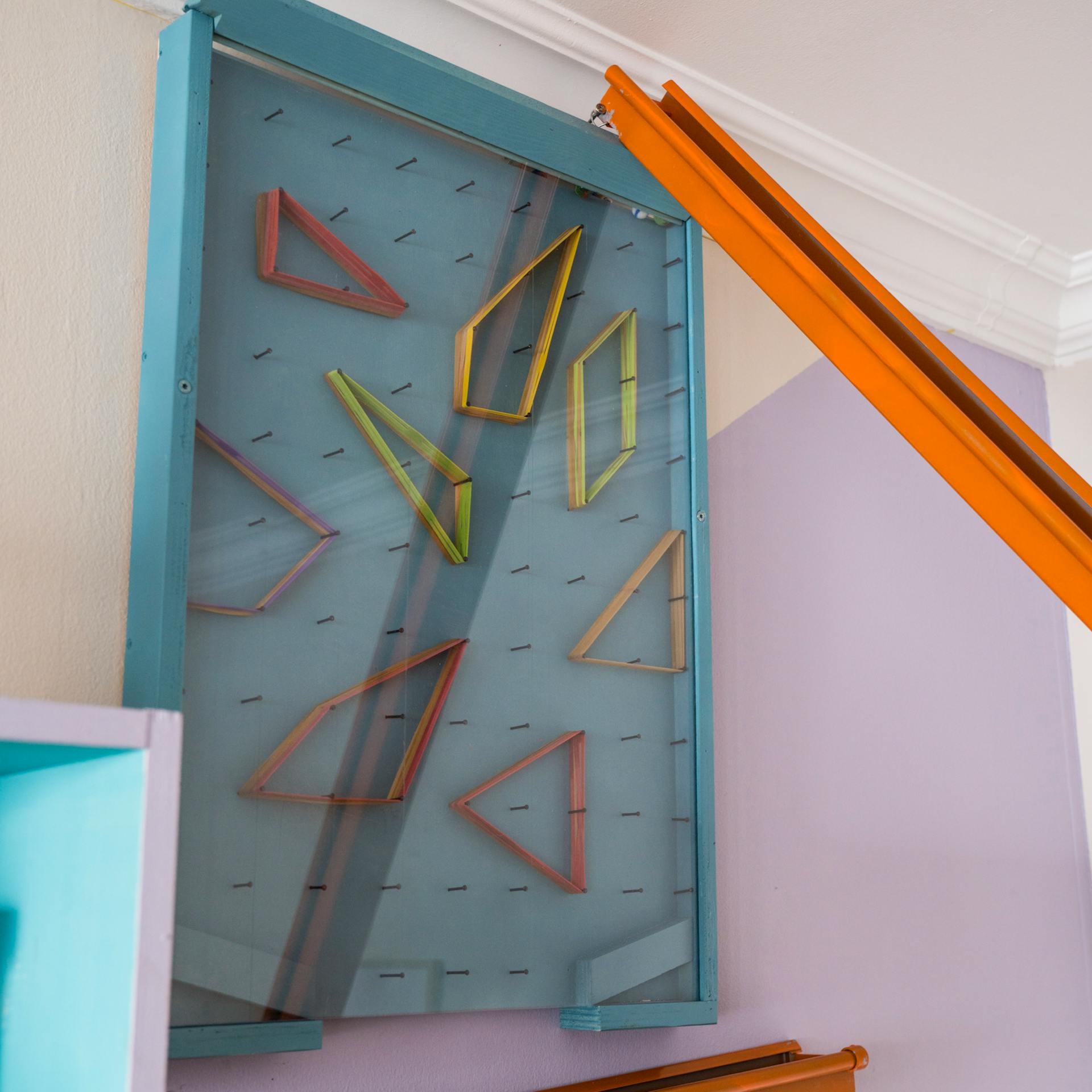 Hotové pachinko stojí na stene.