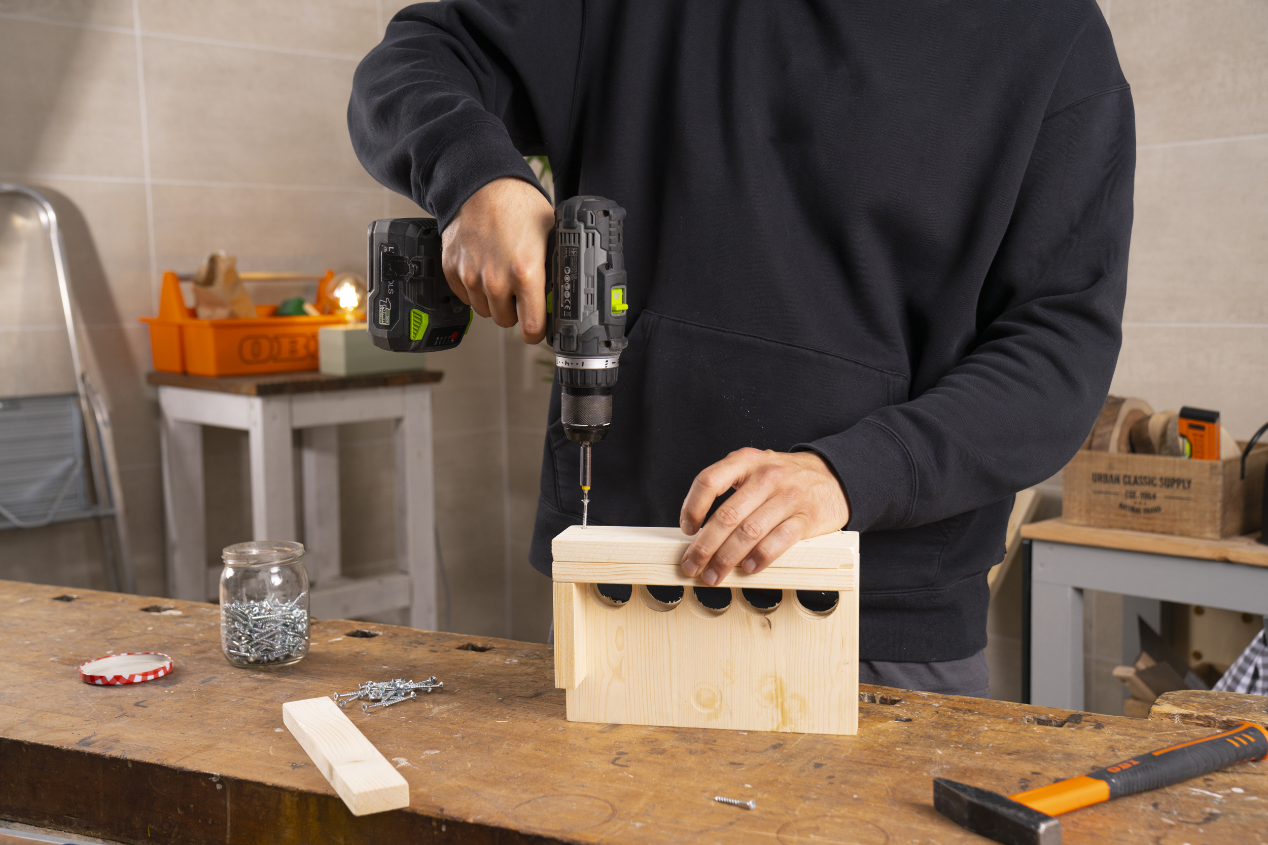 Gang sa priskrutkuje k dlhšej strane plošiny pomocou akumulátorového skrutkovača.