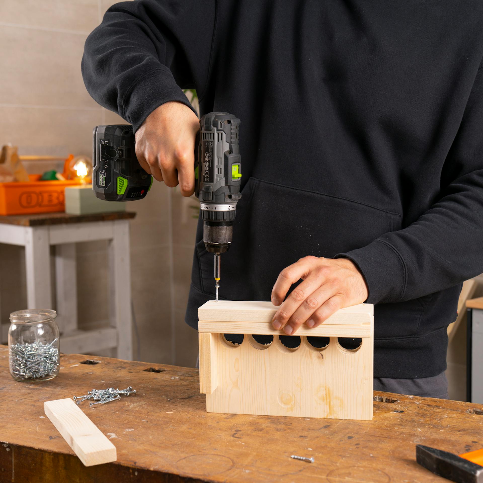 Die Bande wird an der langen Seite der Plattform mit dem Akkuschrauber verschraubt.