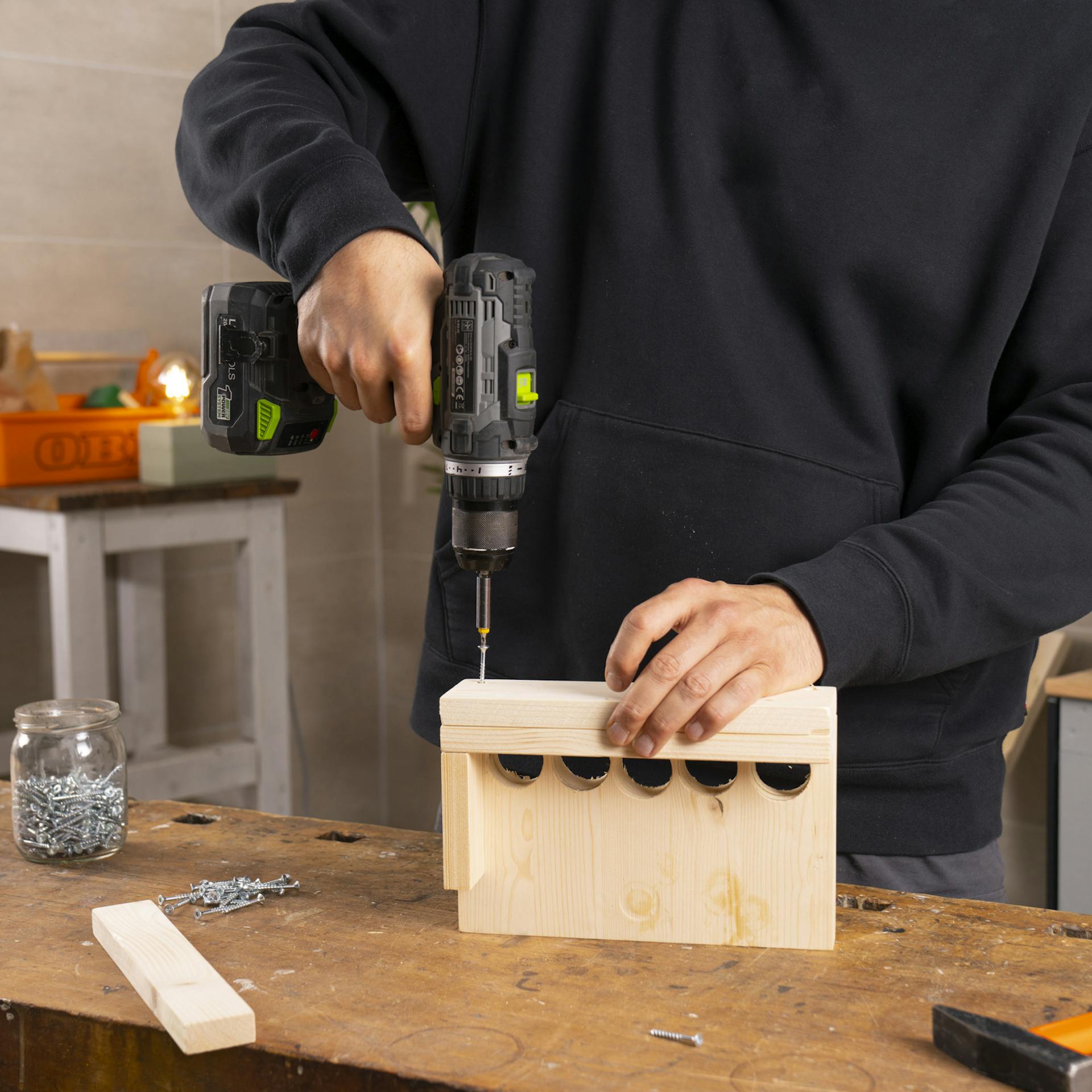 Gang sa priskrutkuje k dlhšej strane plošiny pomocou akumulátorového skrutkovača.