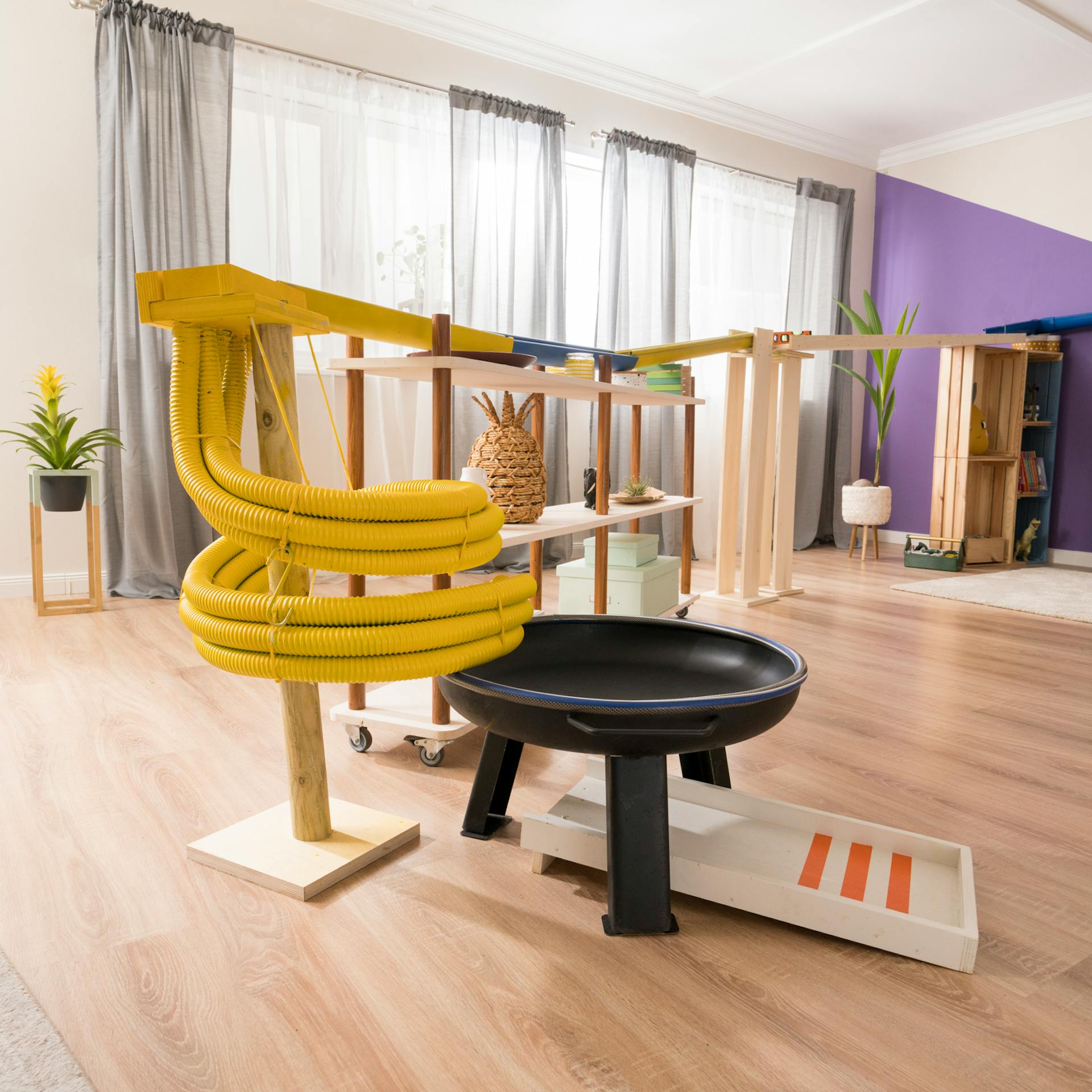 Die fertige Rohrspirale steht so, dass die Murmeln direkt in die Feuerschale fallen können.