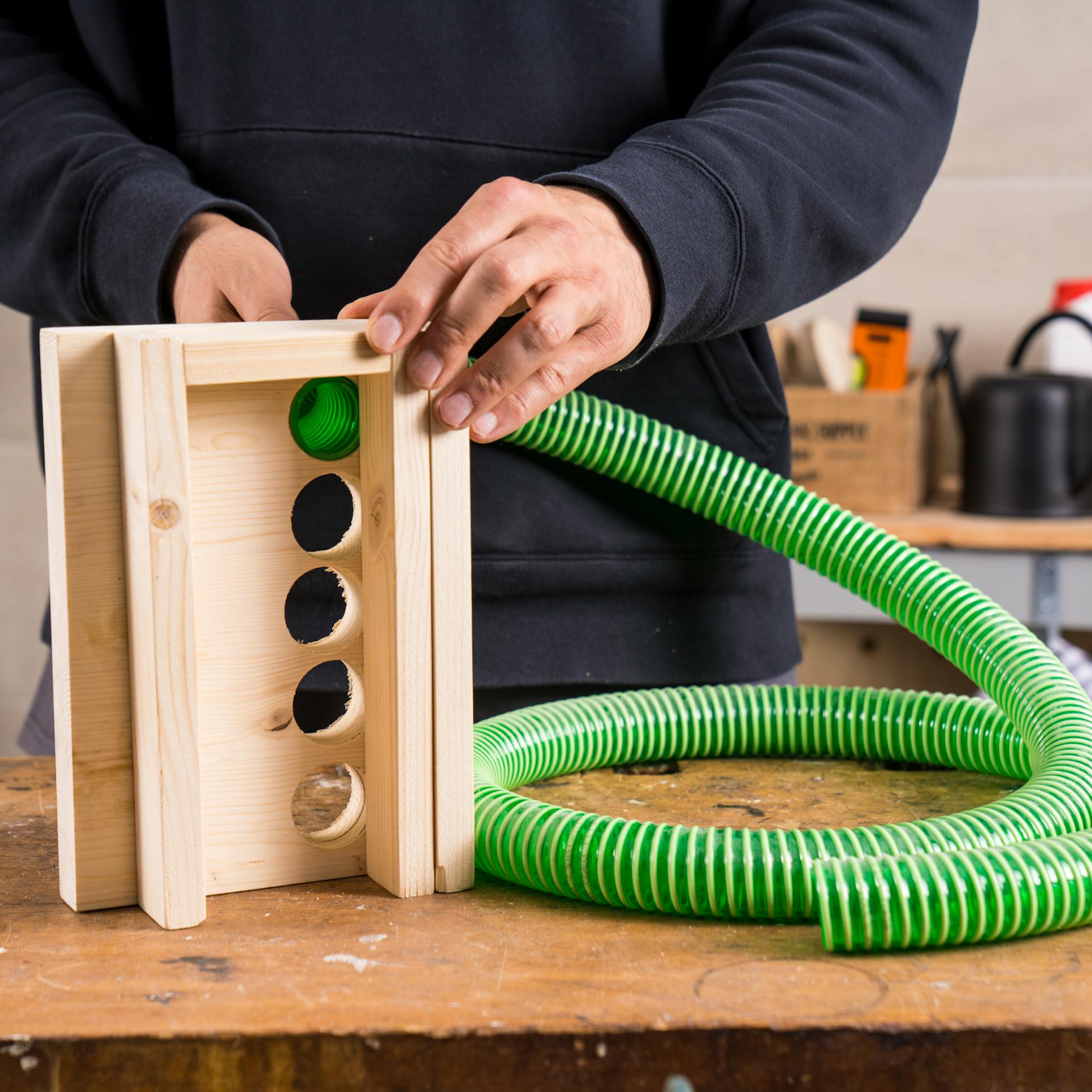 Zelená rúrka sa vloží do predvŕtaných otvorov na plošine.