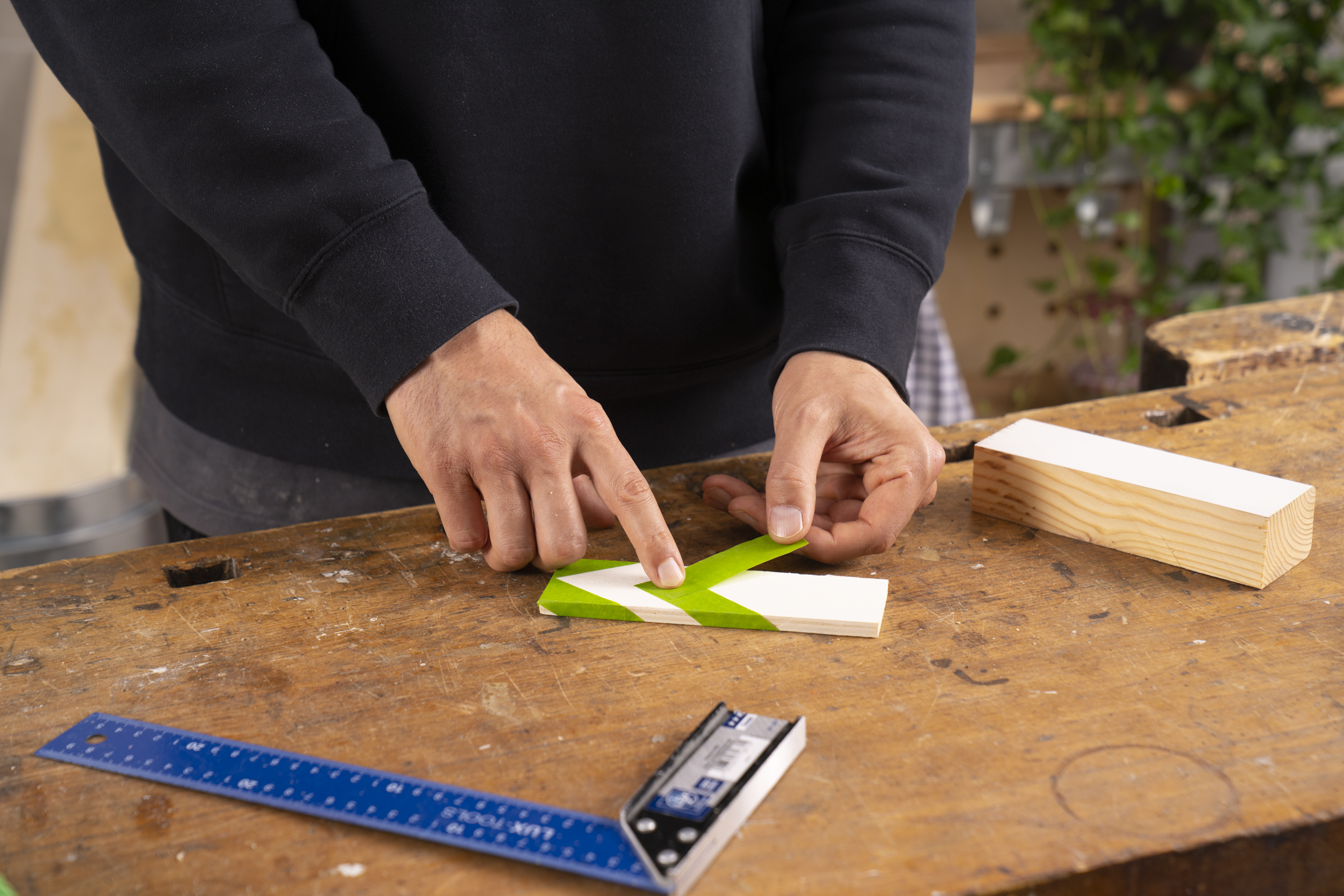 Veko saní s bielym základným náterom je maskované maskovacou páskou.