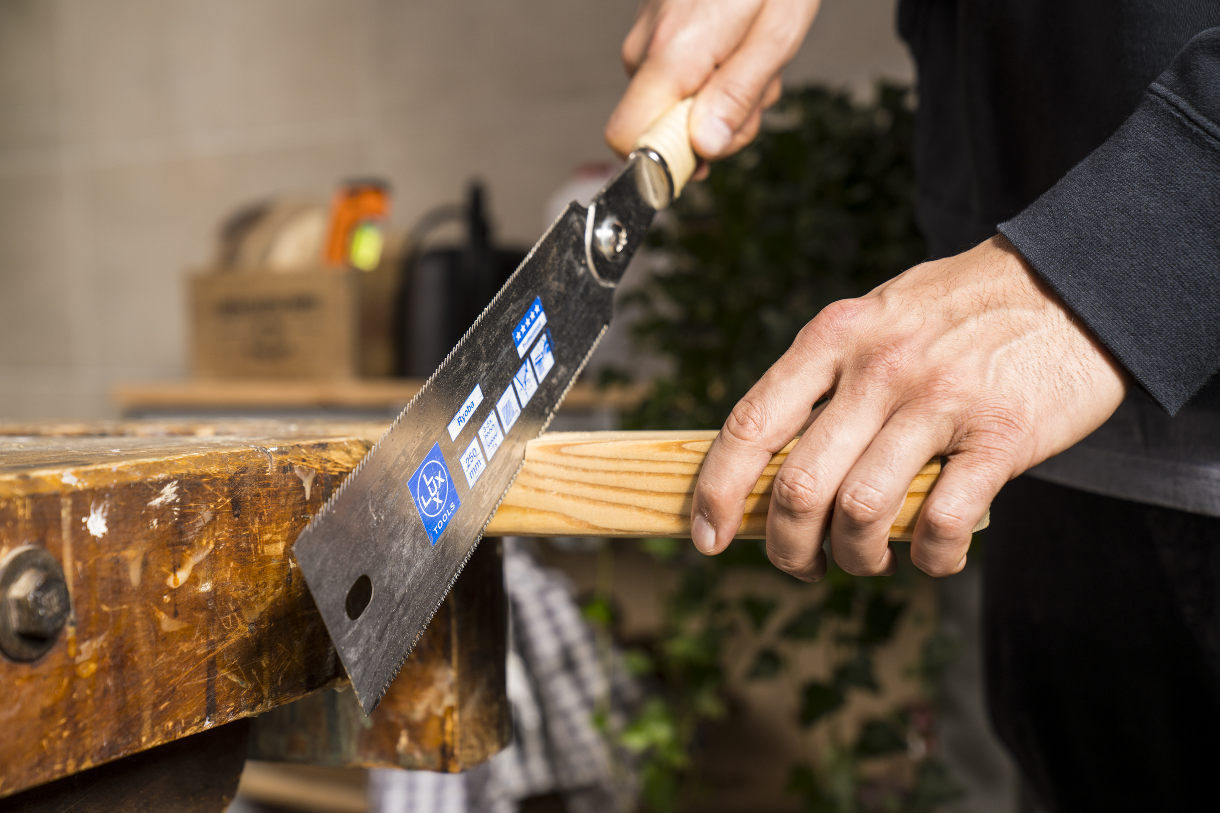 Na rezanie dreveného bloku použite japonskú pílu.