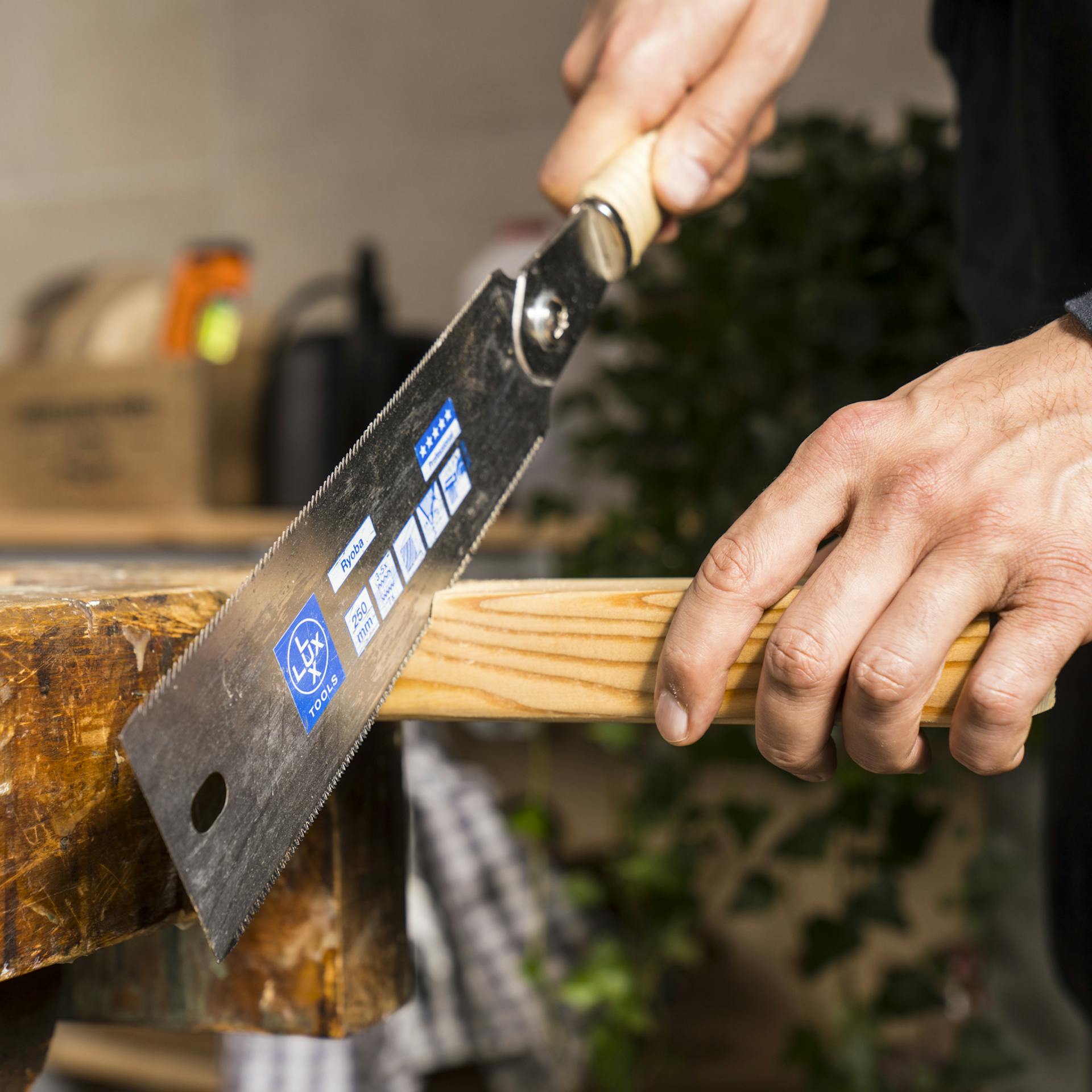 Na rezanie dreveného bloku použite japonskú pílu.