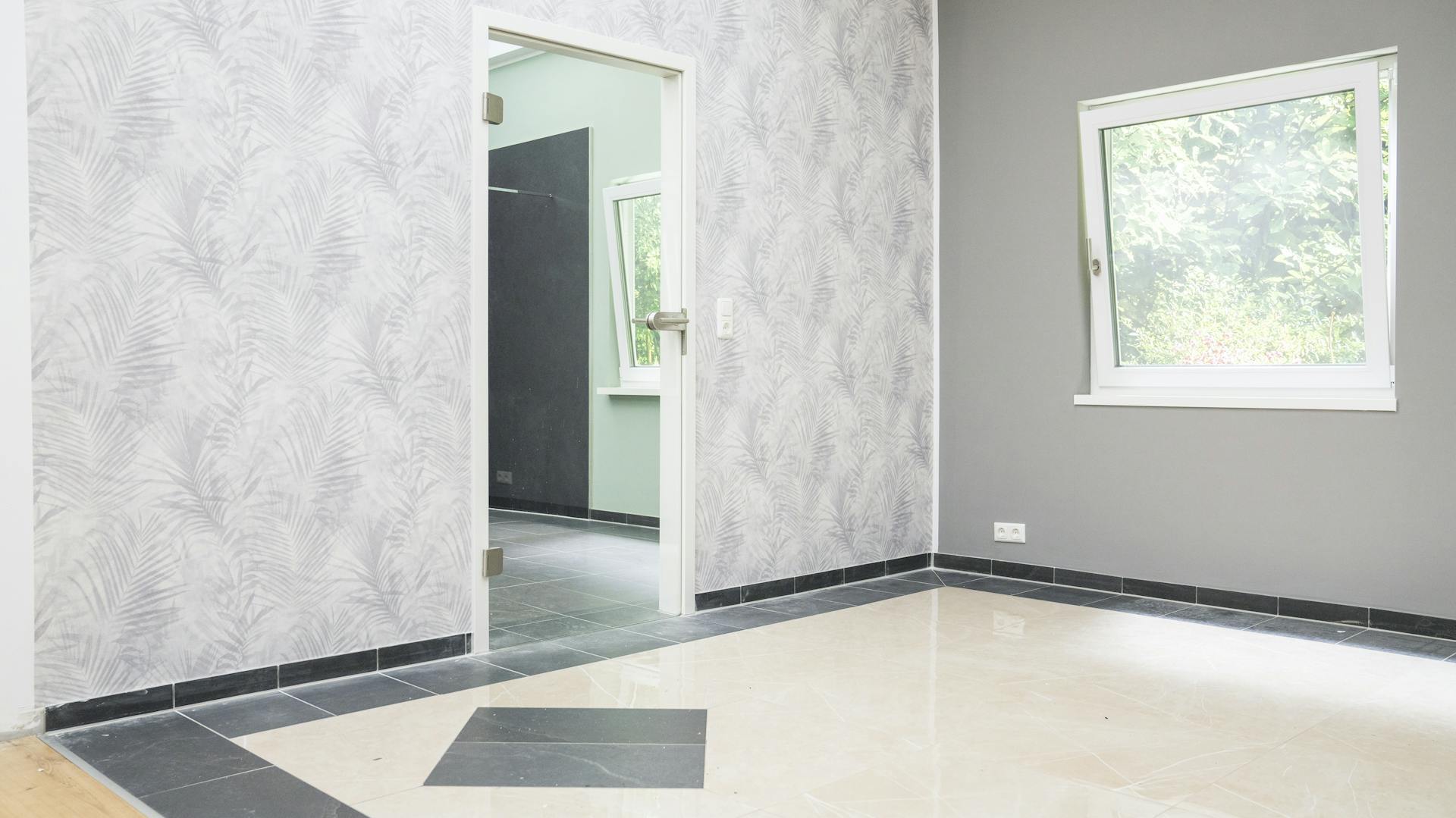 Ein Zimmer mit einer Mustertapete an der Wand.